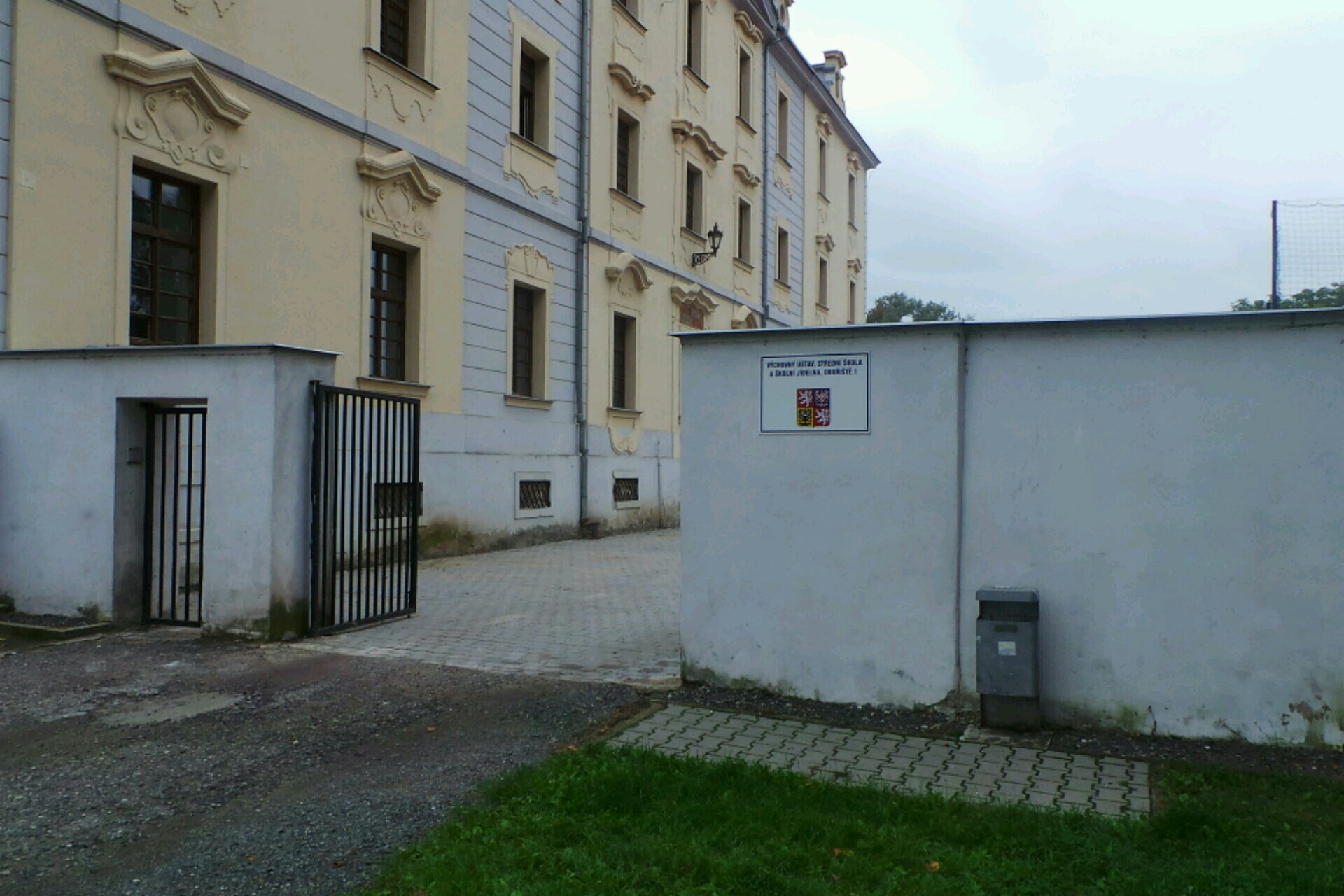 Výchovný ústav, střední škola a školní jídelna, Obořiště 1