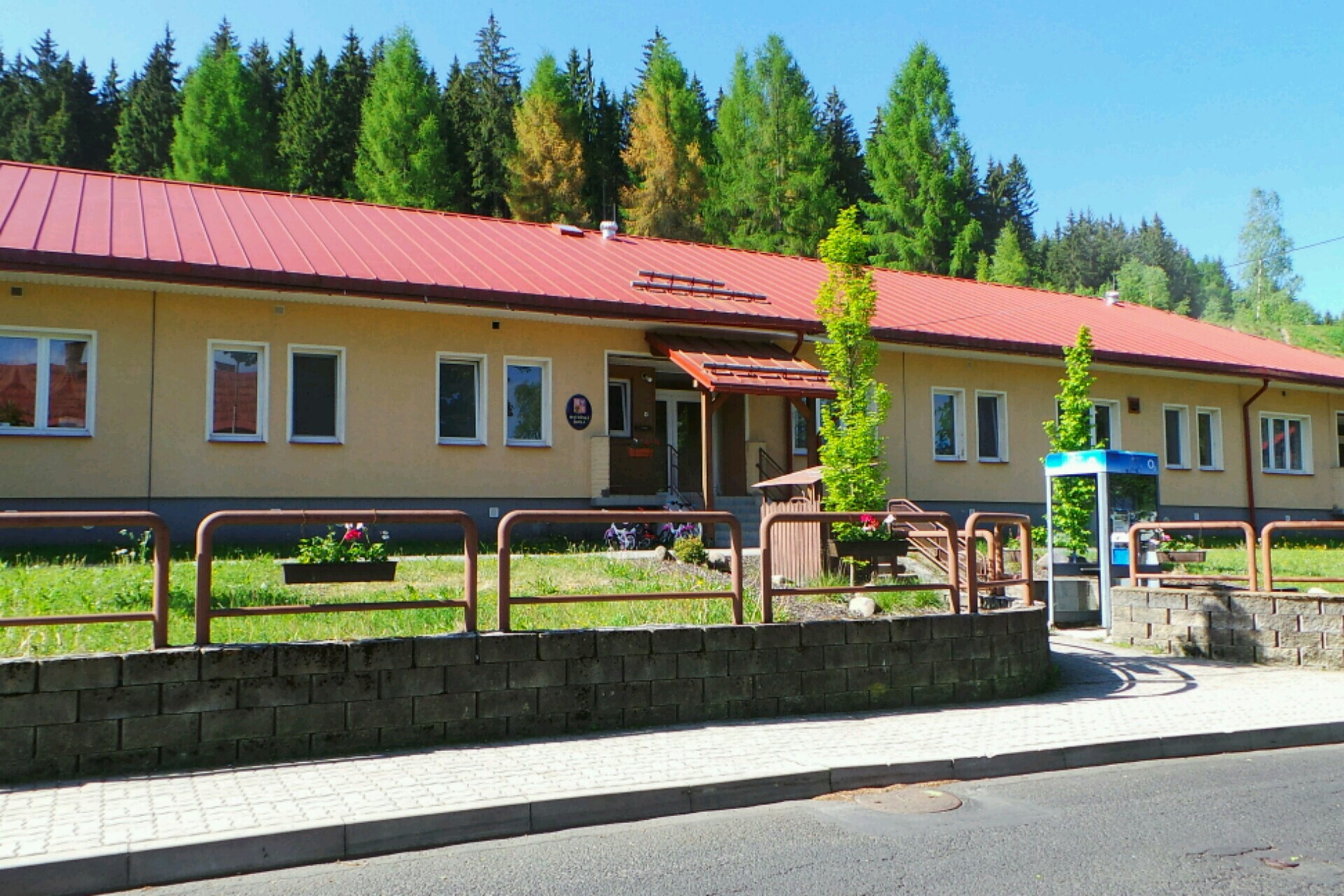 Základní škola a mateřská škola Potůčky, okres Karlovy Vary foto 1