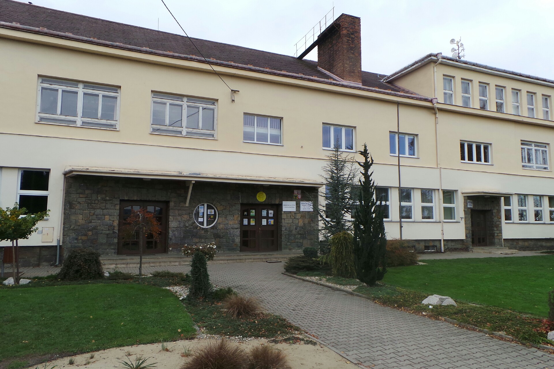 ZŠ generála Heliodora Píky a MŠ Štítina