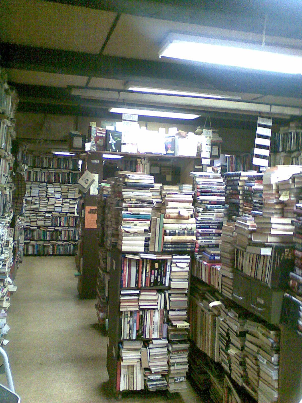 Antikvariát v suterénu foto 2