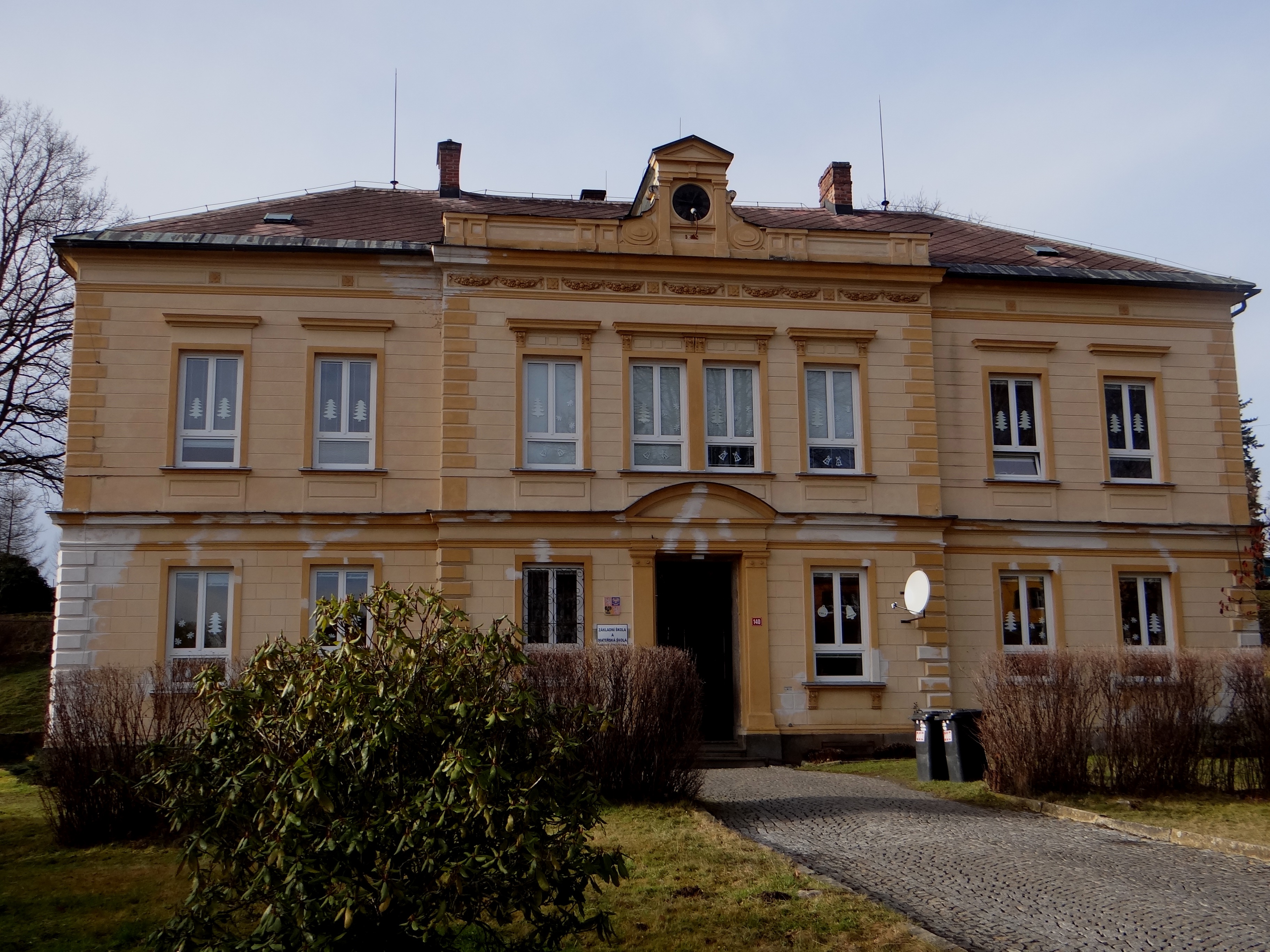 Základní škola a Mateřská škola Vilémov foto 2