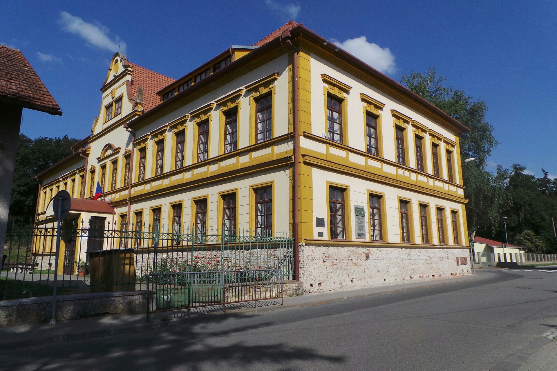 Gymnázium a základní umělecká škola Šlapanice