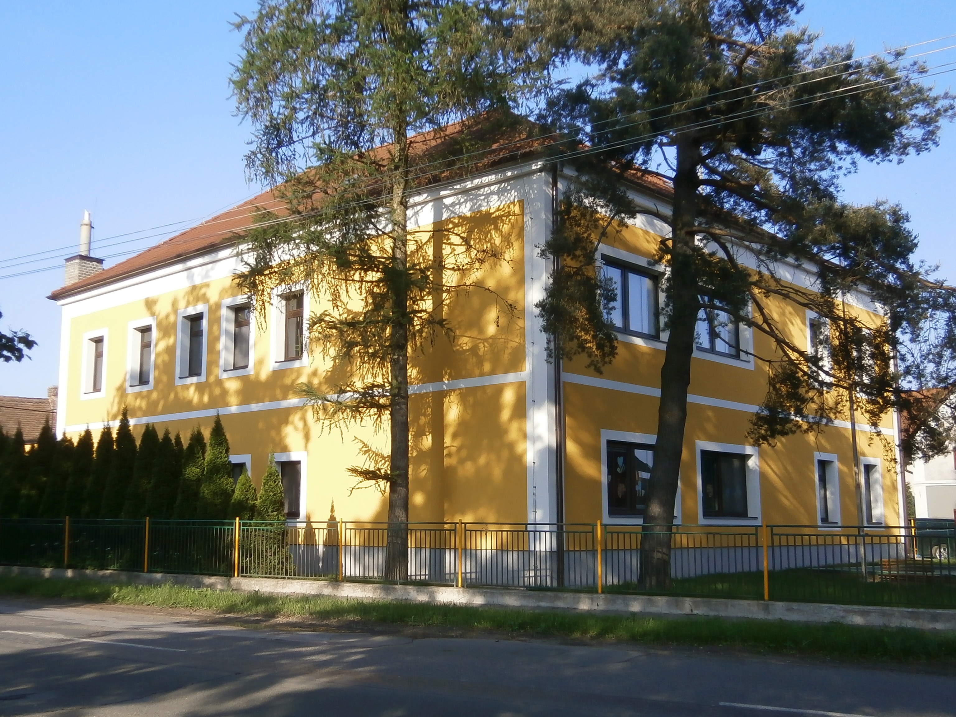 MŠ Hradec Králové, Školní