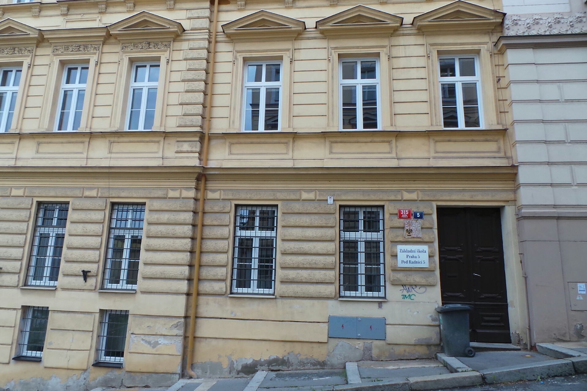 Základní škola, Praha 5, Pod Radnicí 5