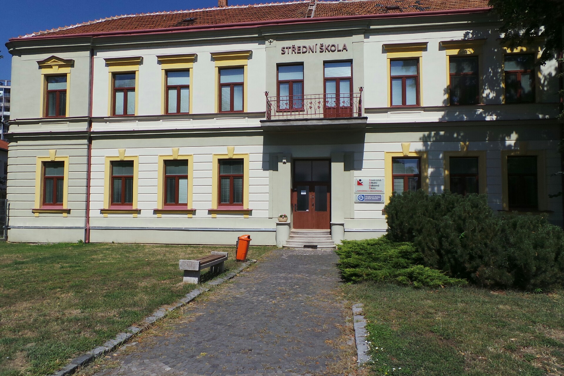 Střední škola manažerská a zdravotnická