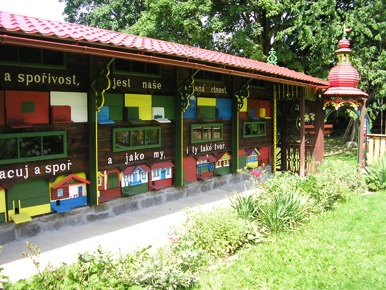 Machův malovaný a vyřezávaný včelín v Krušlově foto 4