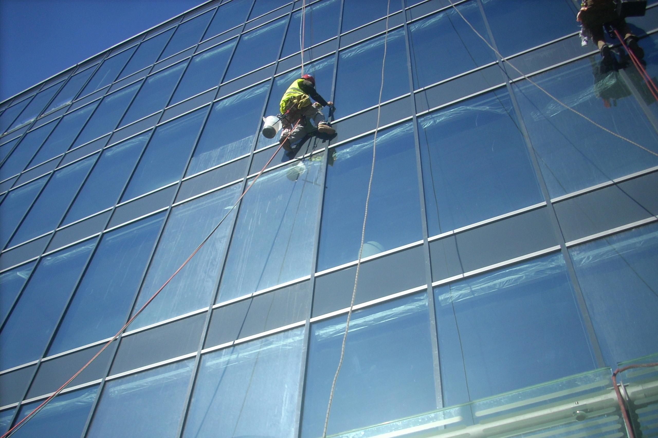 Mytí oken, fasád - VTS Morava s.r.o. - Výškové a technologické stavby