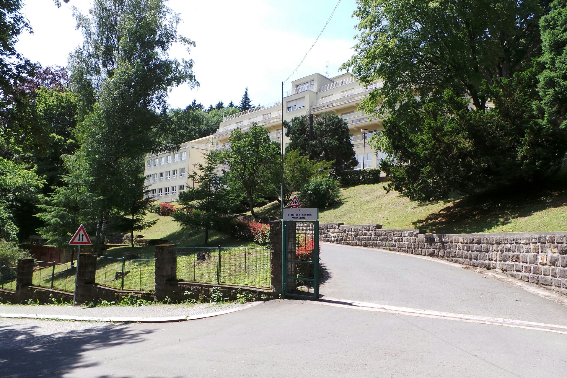 Základní škola při dětské léčebně Luhačovice foto 1