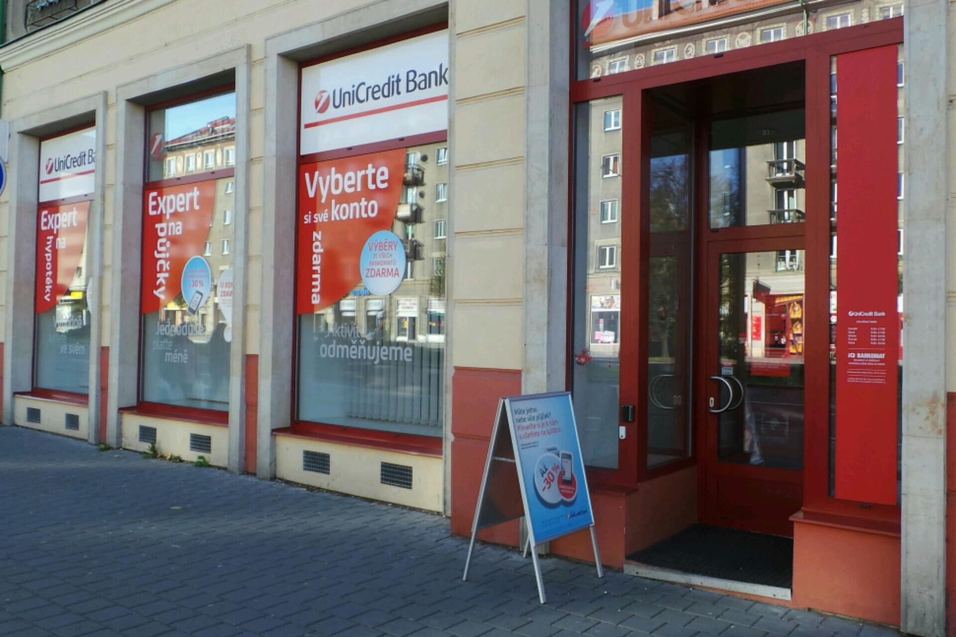 Bankomat UniCredit Bank Czech Republic foto 2