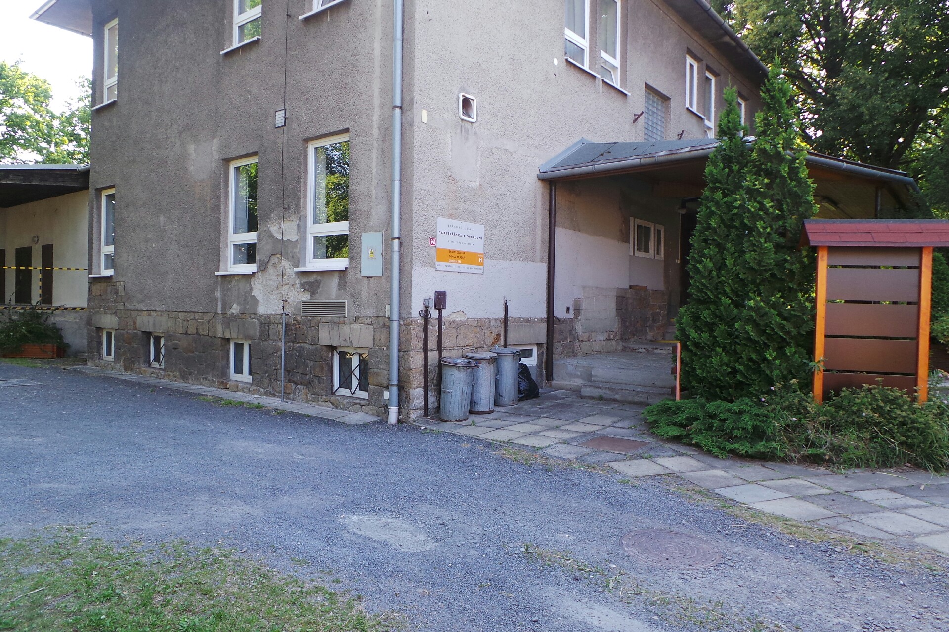 Střední škola nábytkářská a obchodní Bystřice pod Hostýnem - domov mládeže