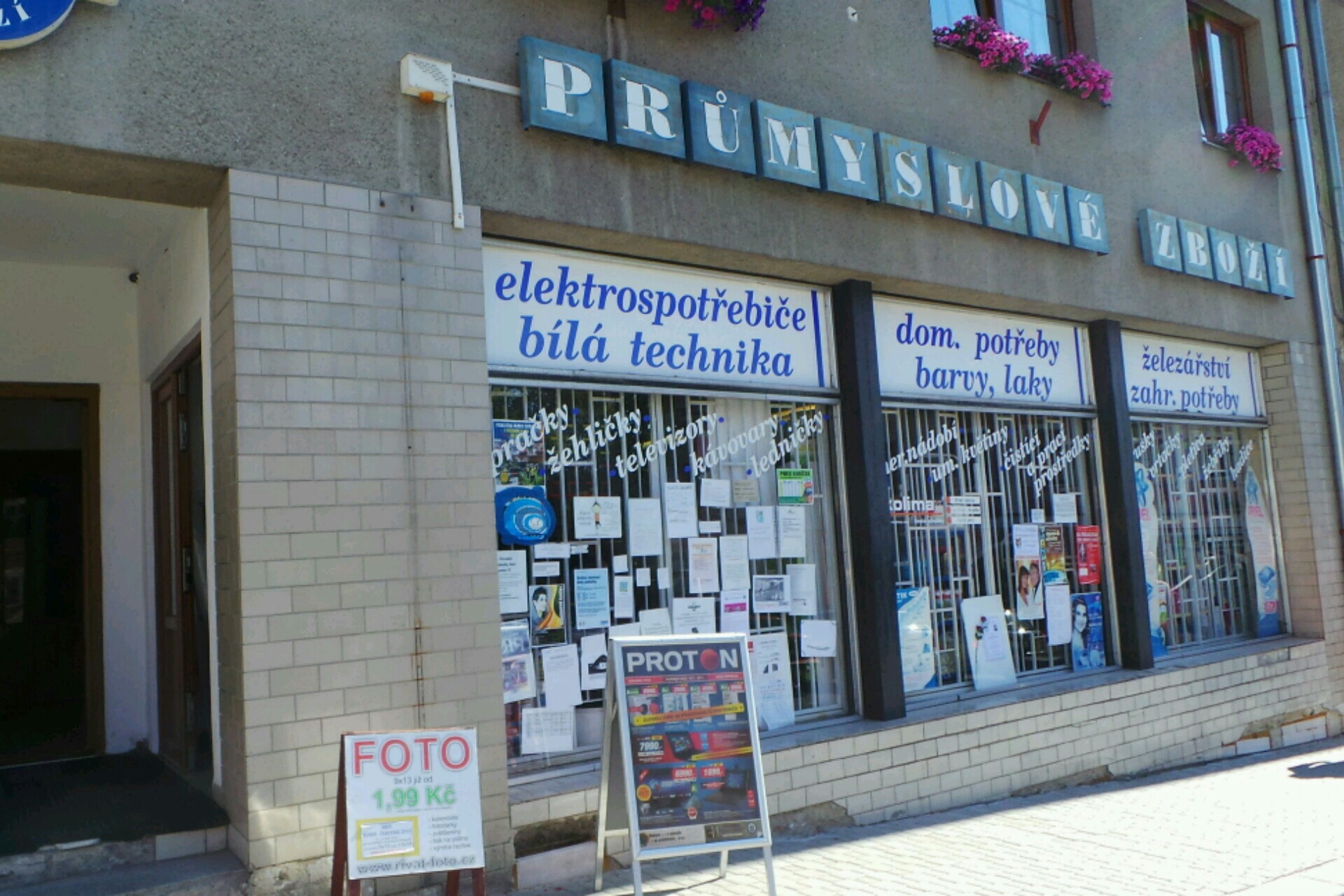 Prodejna domácích potřeb, Antonín Knápek