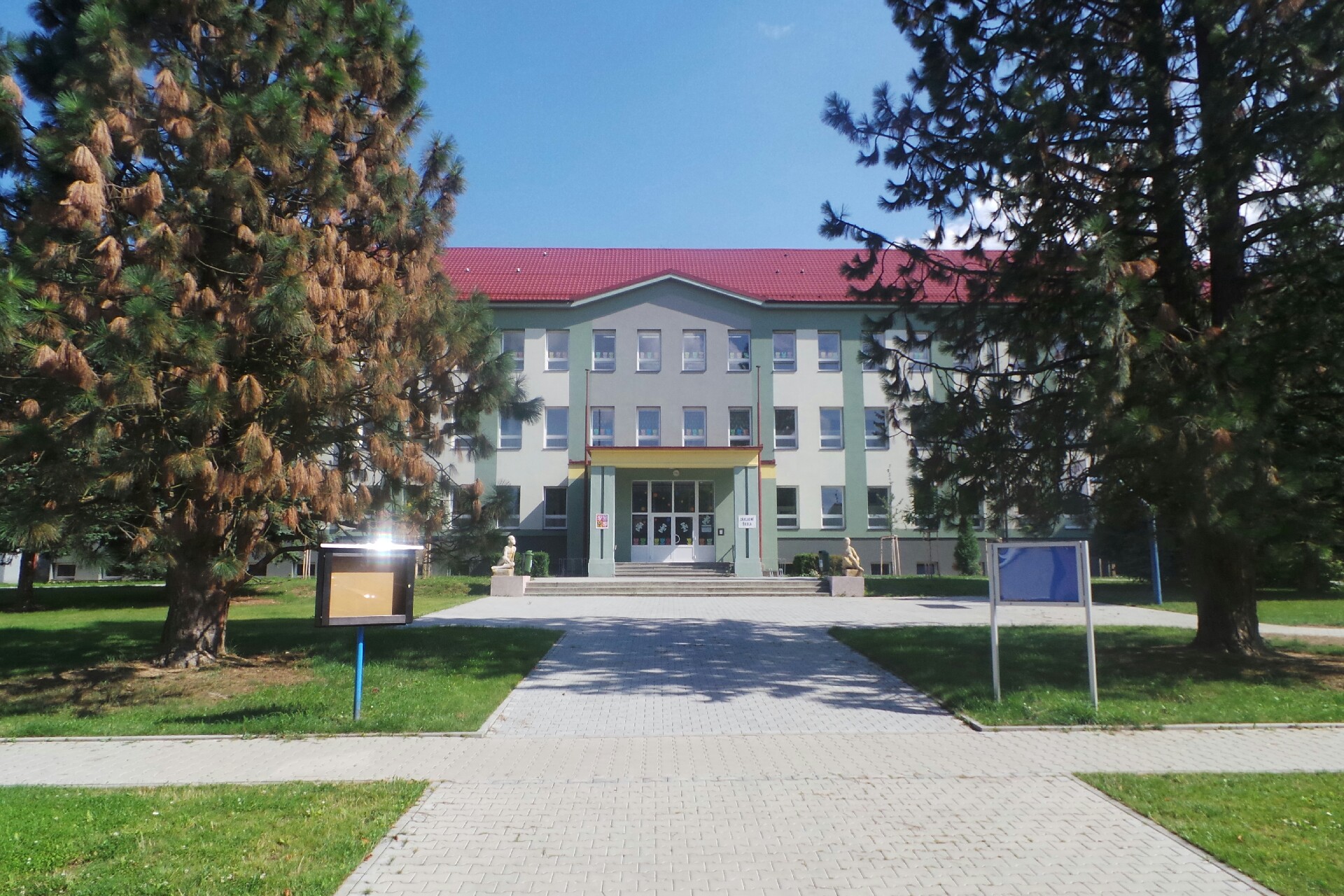 ZŠ Sezimovo Ústí, Školní náměstí