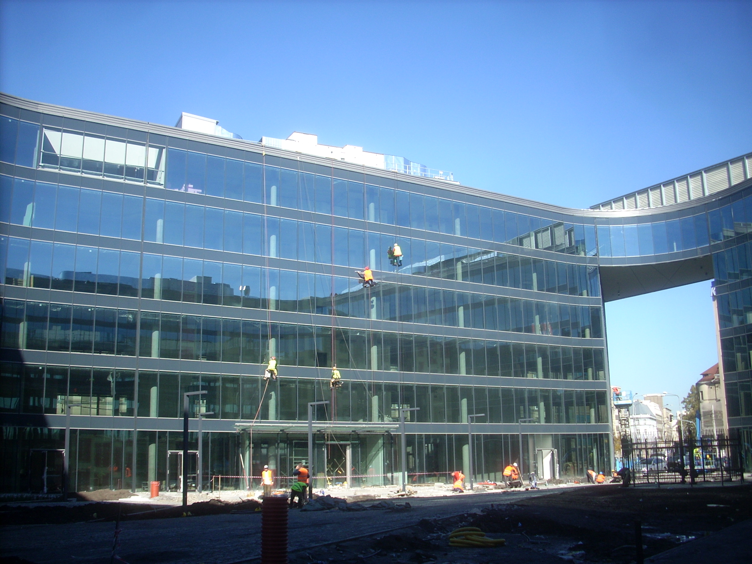 Mytí oken, fasád - VTS Morava s.r.o. - Výškové a technologické stavby foto 2