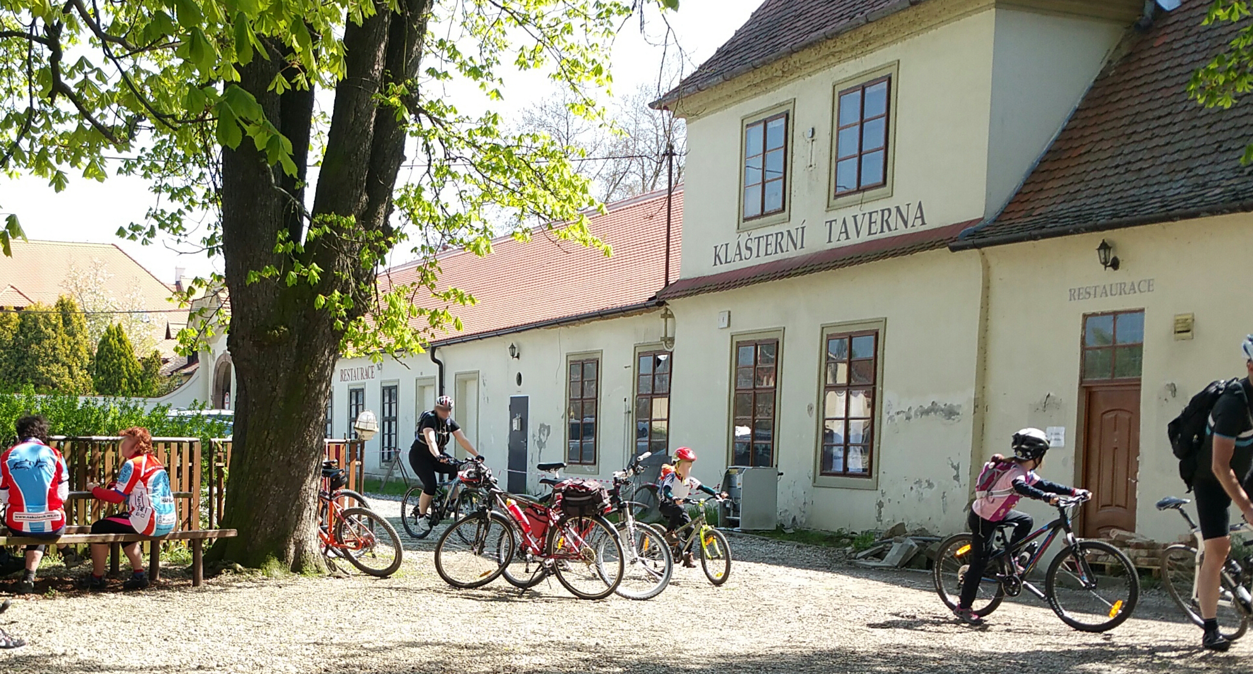 TAVERNA restaurace l bar l pizzerie foto 3