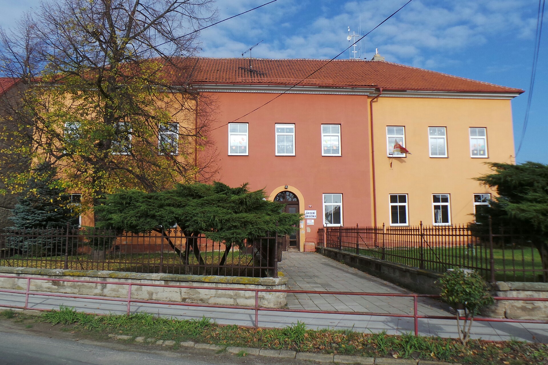 ZŠ a MŠ Kmetiněves