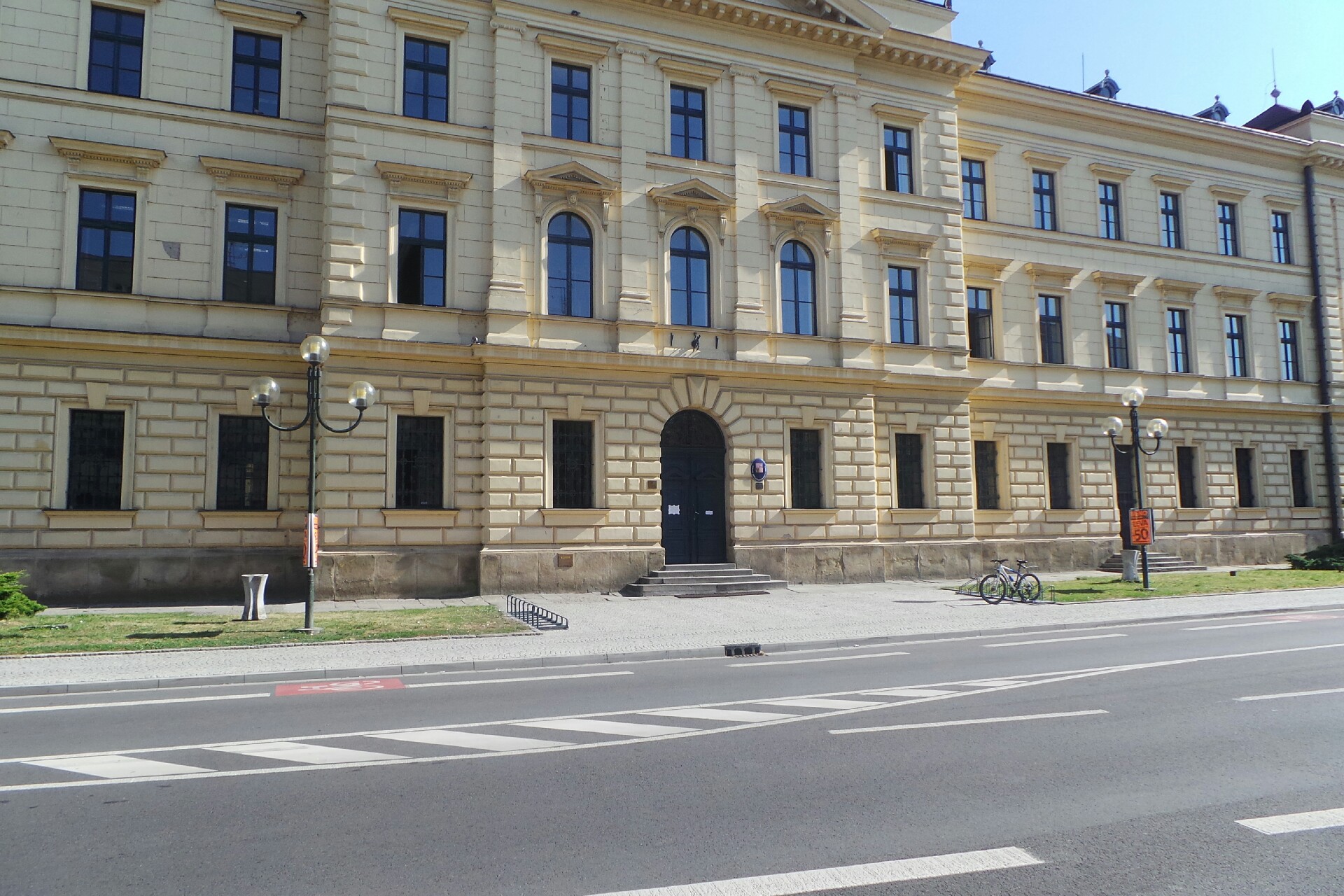 Střední uměleckoprůmyslová škola Uherské Hradiště - knihovna