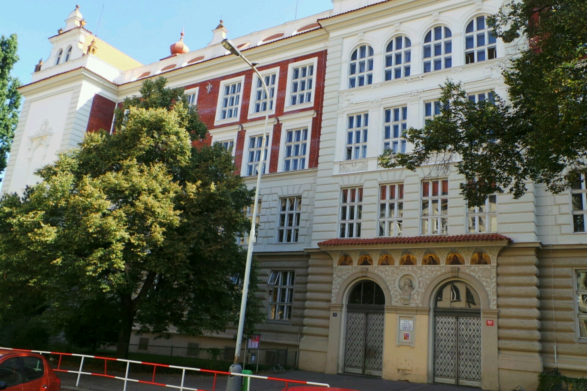 Fakultní ZŠ PedF UK a MŠ U Studánky, Praha