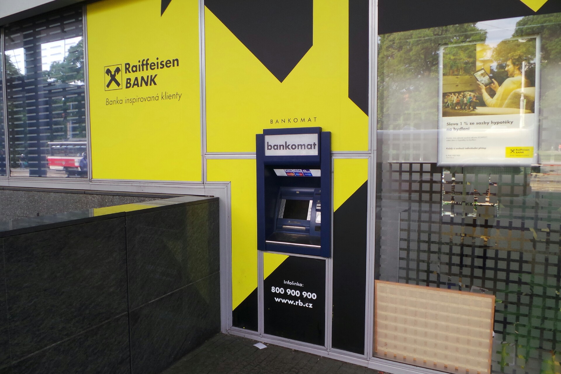 Raiffeisenbank - bankomat
