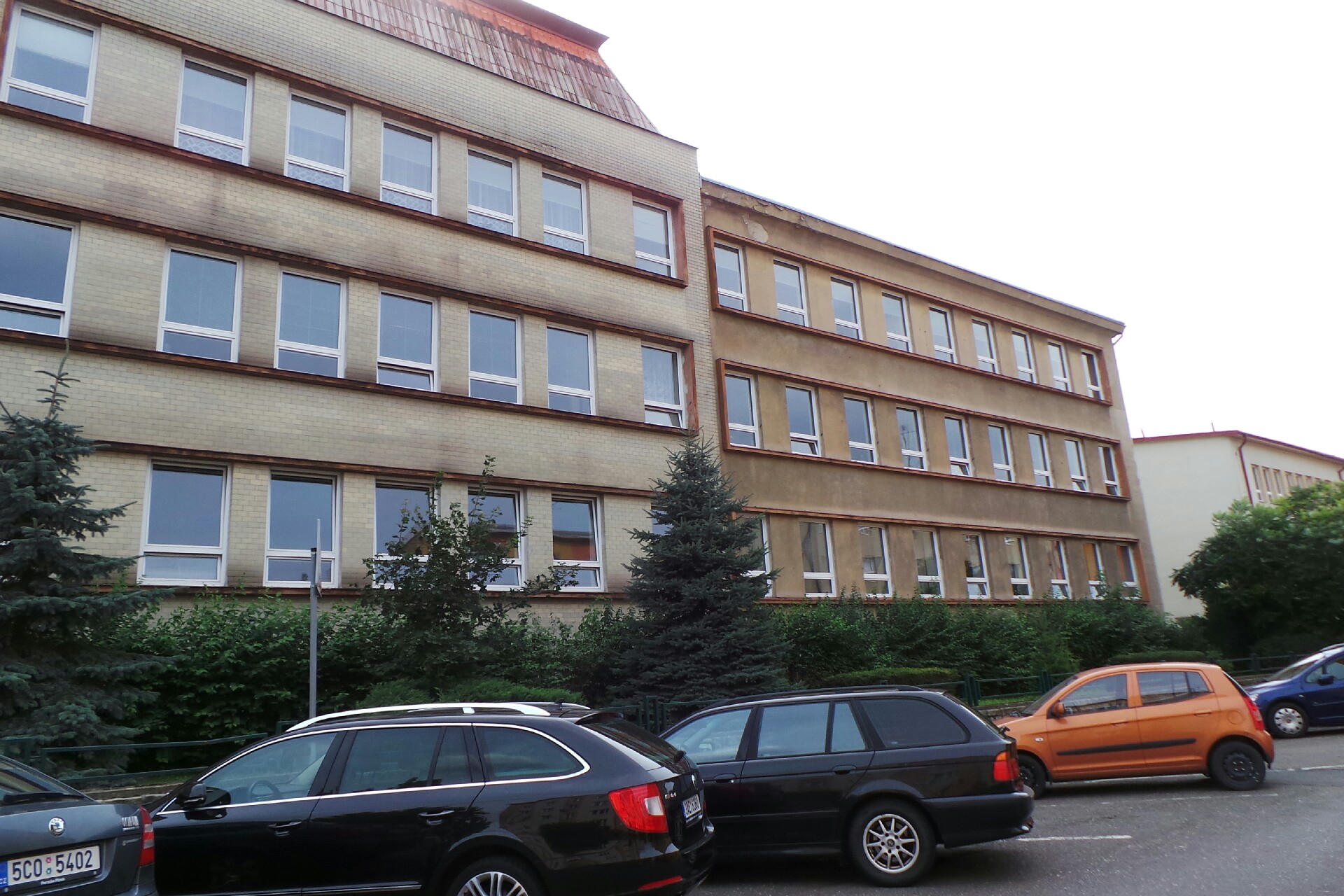 ZŠ Karlovy Vary, Školní