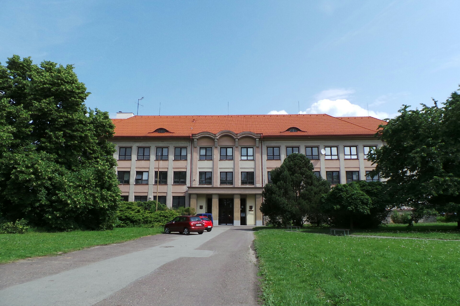 Gymnázium Dobruška - Školní jídelna foto 2