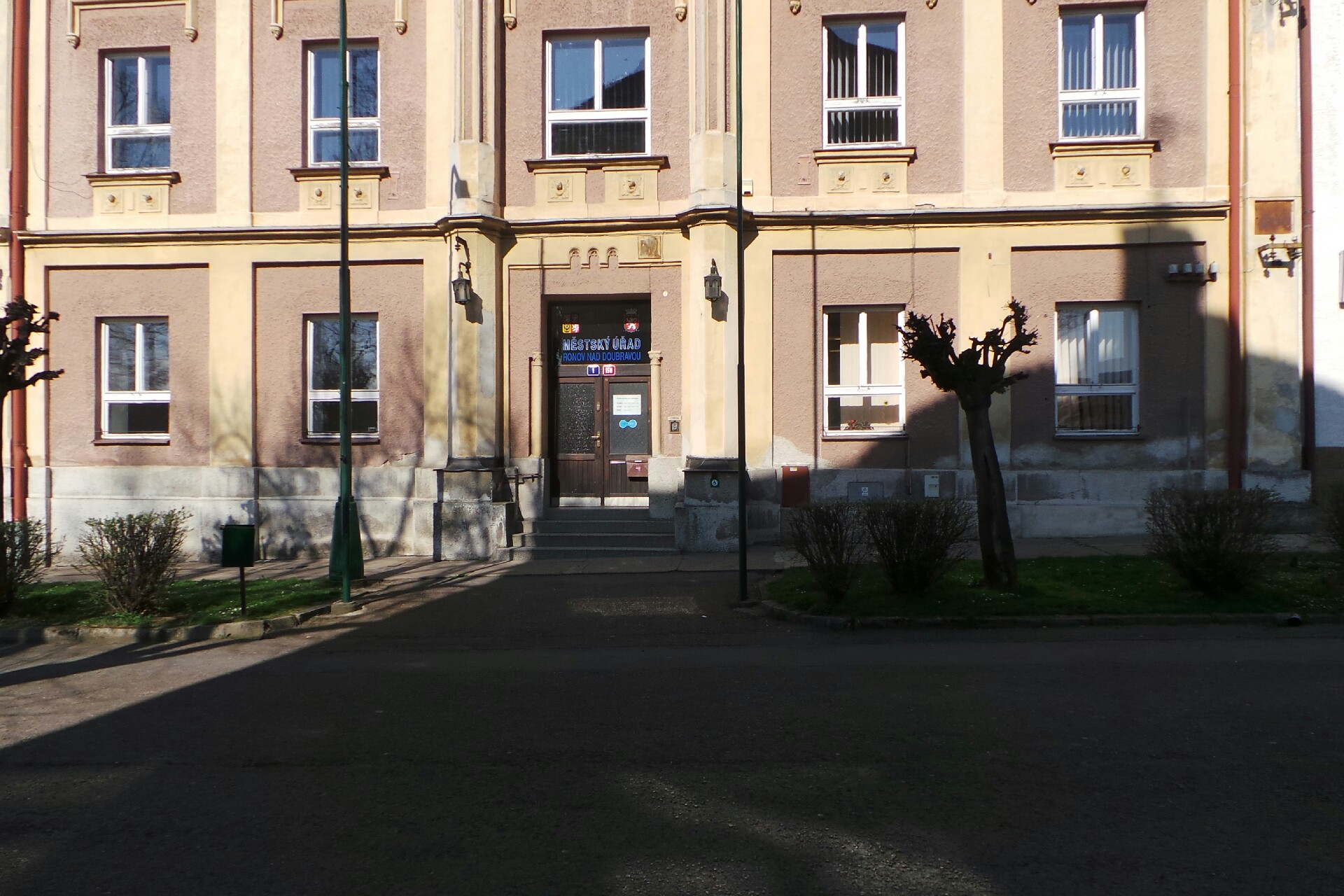 Ronov nad Doubravou - městský úřad