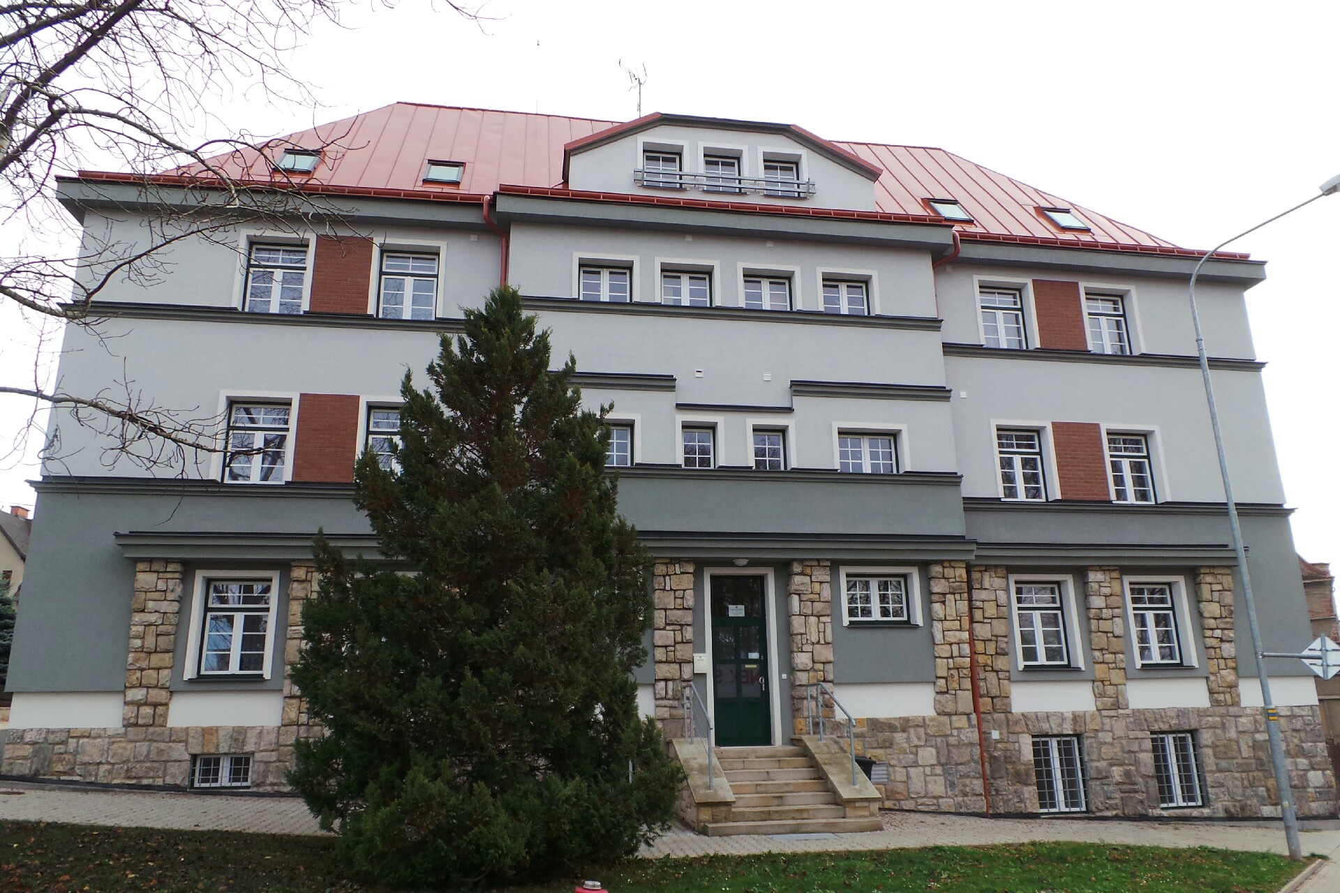 Vyšší odborná škola zdravotnická, Střední zdravotnická škola a Obchodní akademie, Trutnov