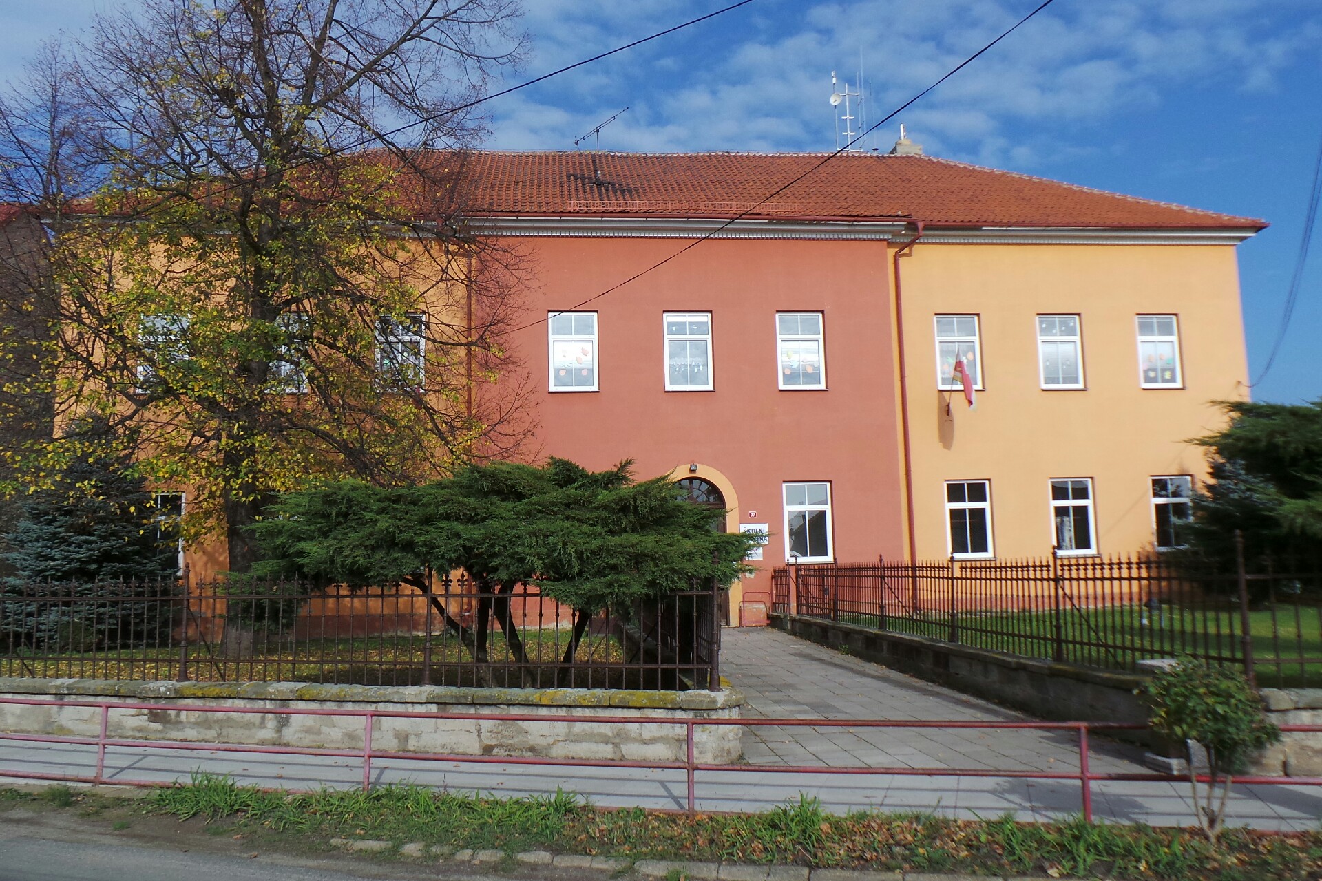 ZŠ a MŠ Kmetiněves