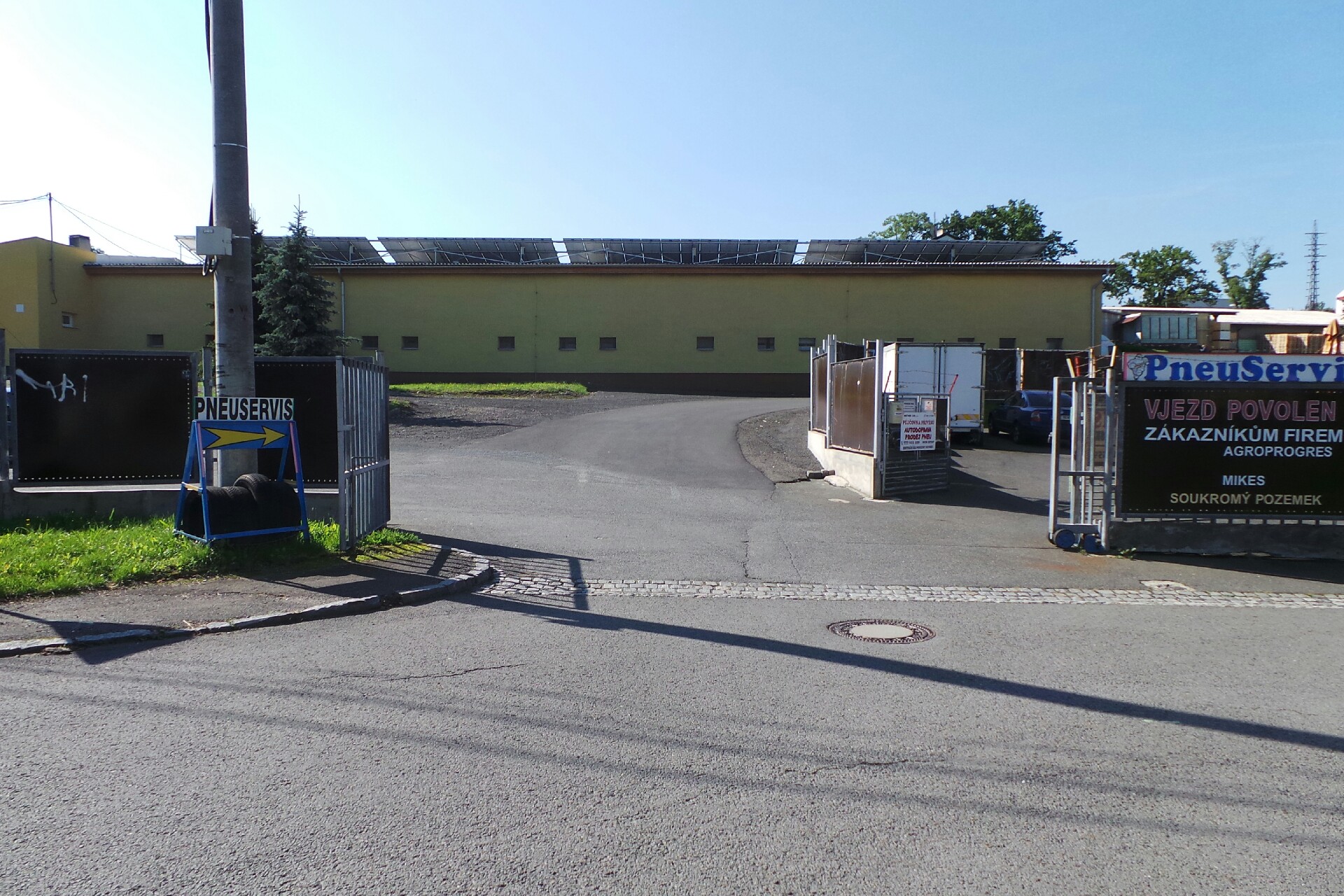 Výroba nábytku u sadu Míru