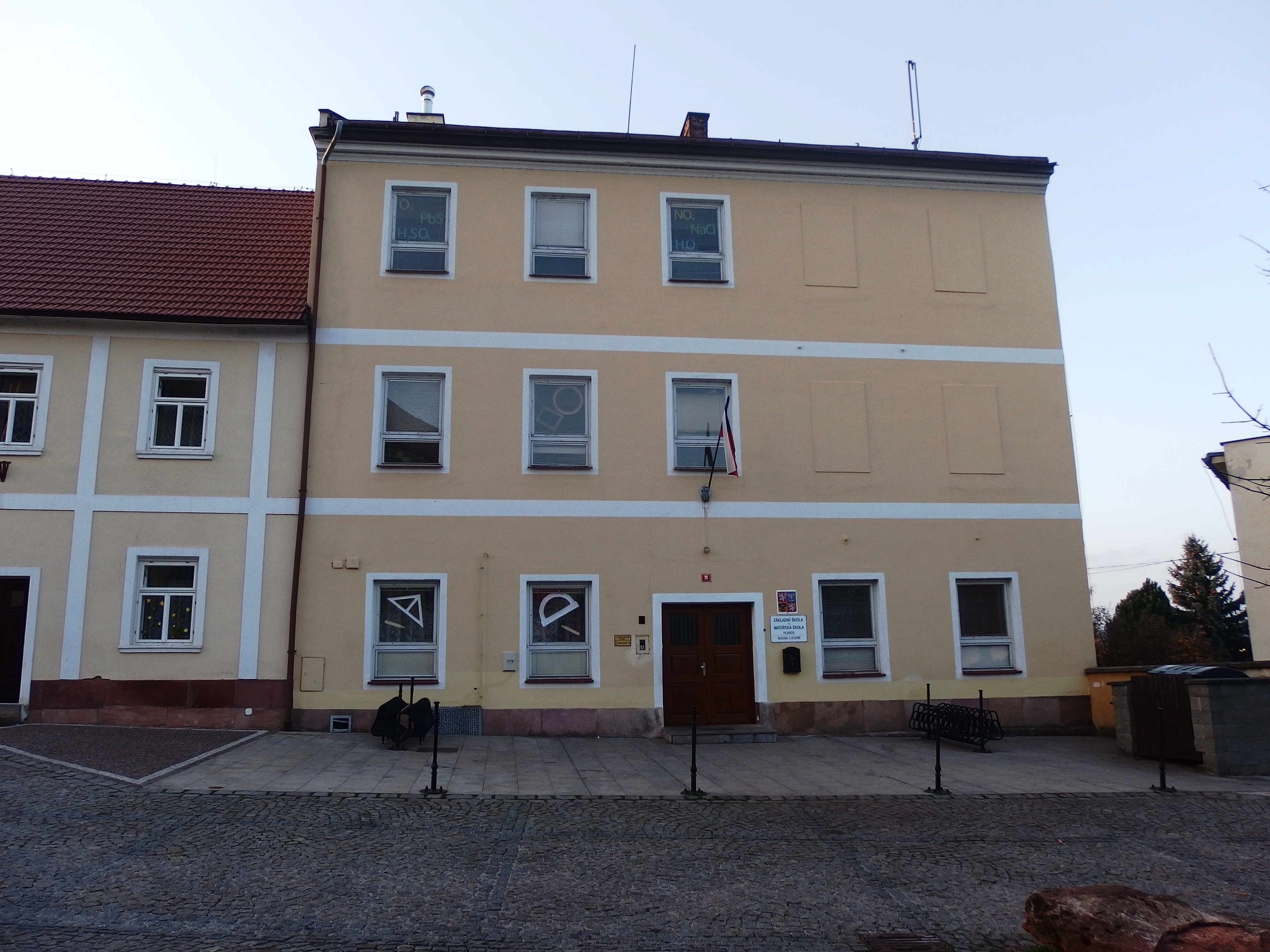 ZŠ a MŠ Pilníkov, Náměstí