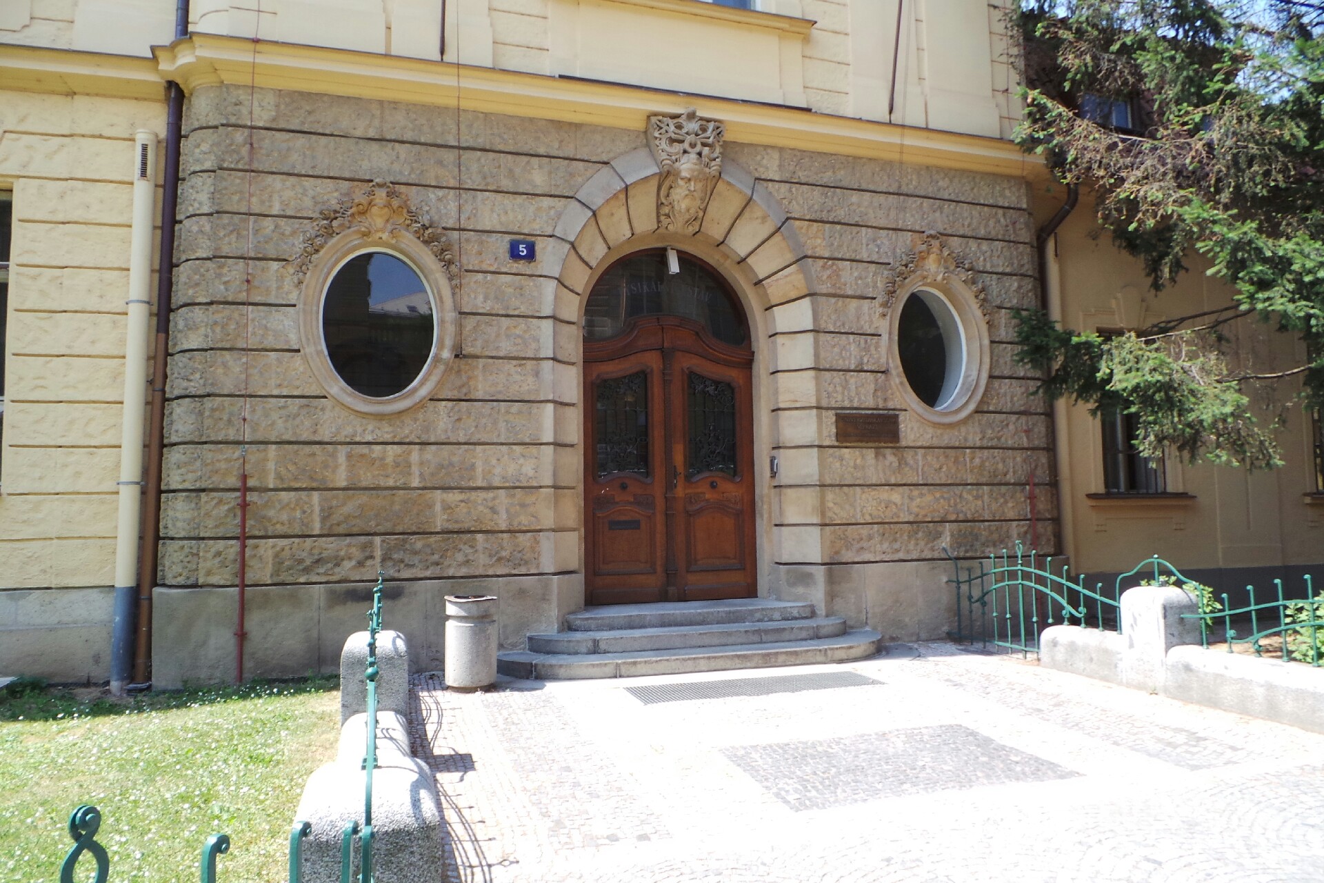 Katedra fyziky kondenzovaných látek Matematicko-fyzikální fakulty - Univerzita Karlova