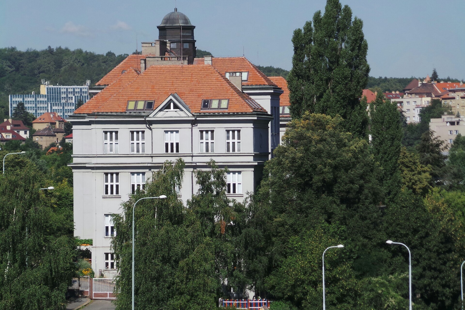 Střední škola, ZŠ a MŠ pro sluchově postižené Praha 5, Výmolova - domov mládeže