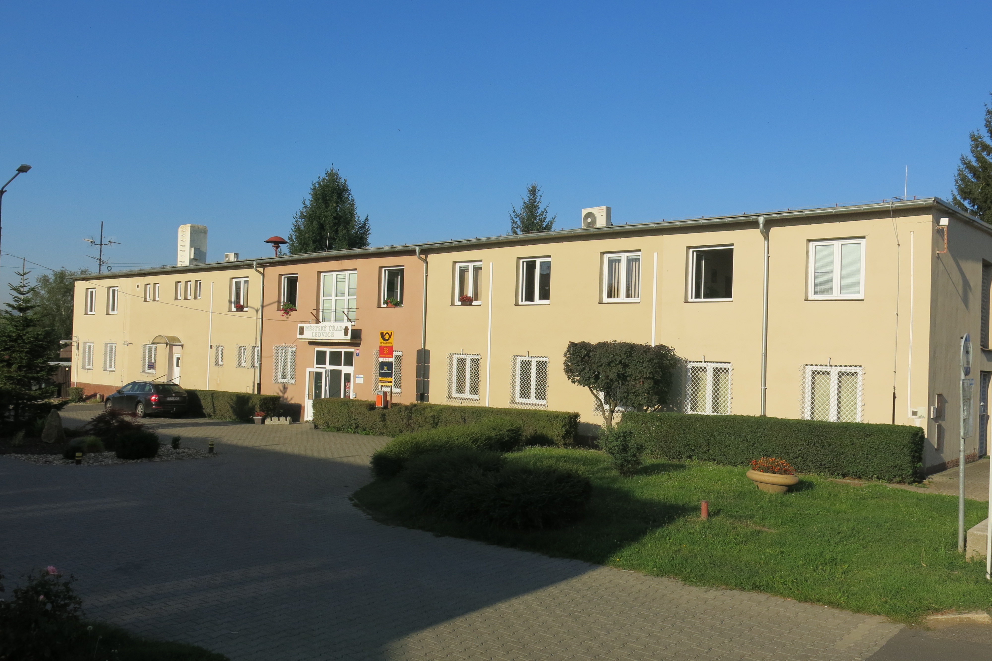 Ledvice - městský úřad foto 2