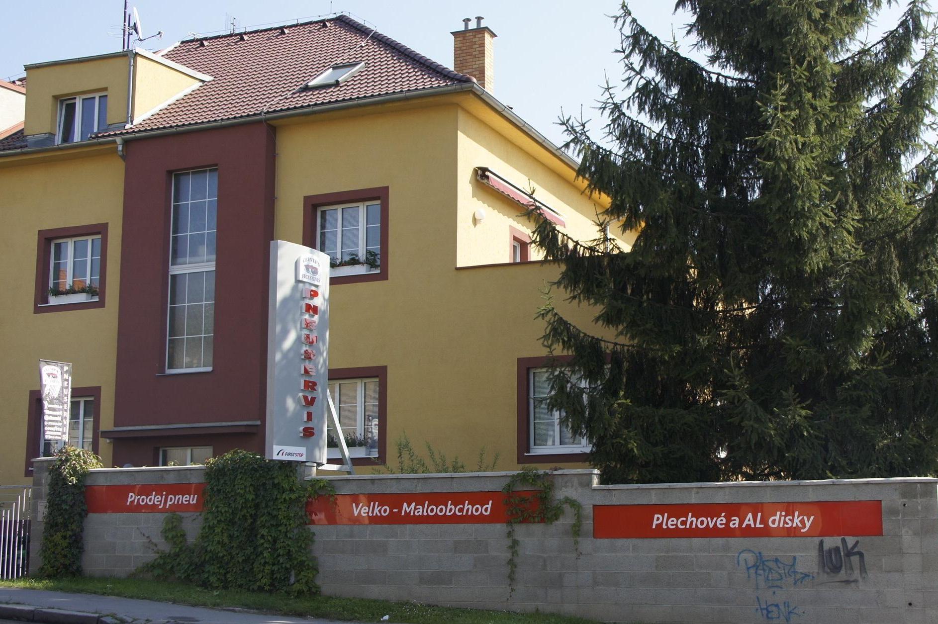 ČERVENÝ-PNEUSERVIS