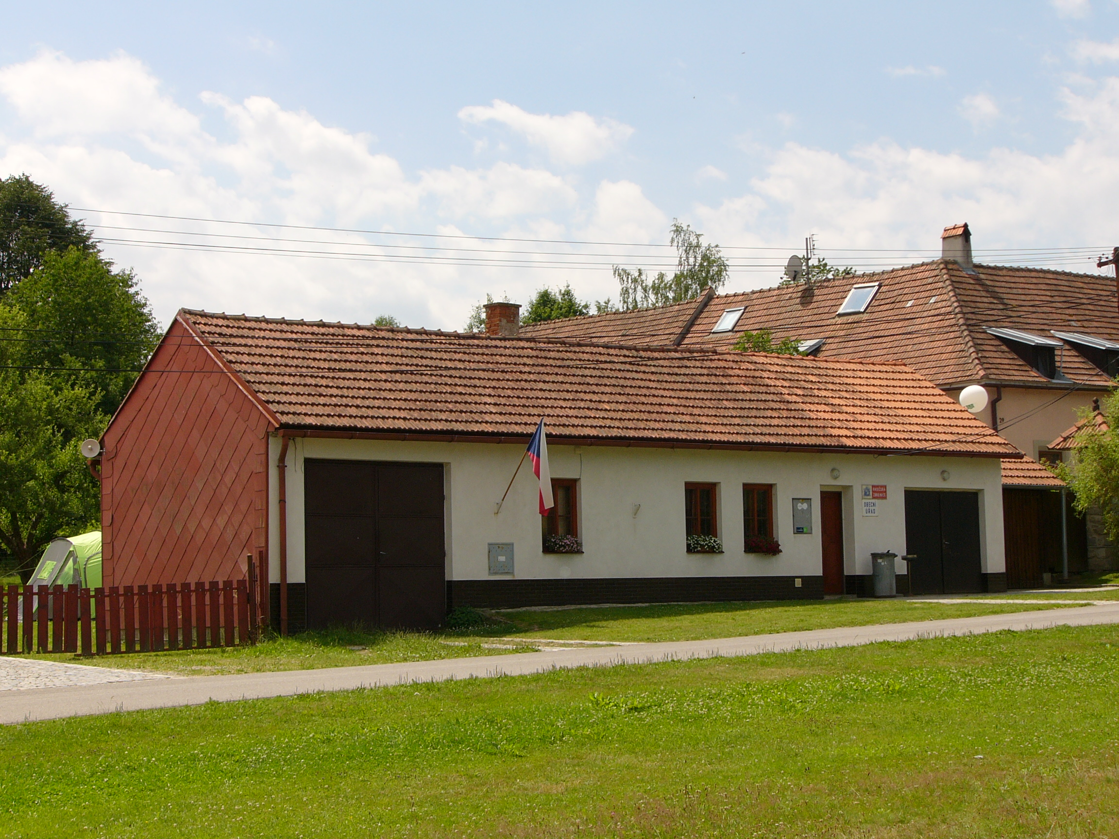 Lhotka - obecní úřad