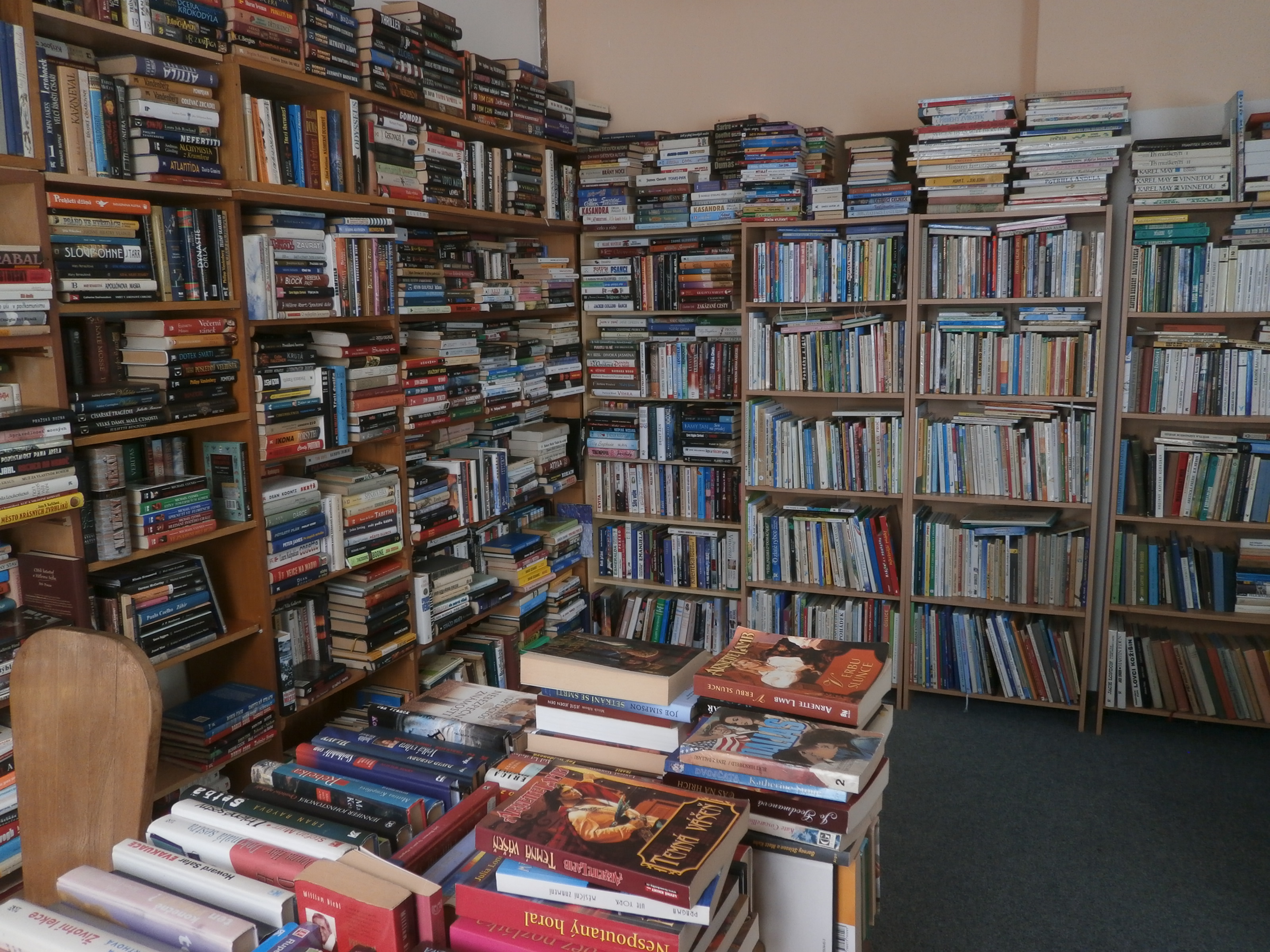 Antikvariát u kostela foto 2