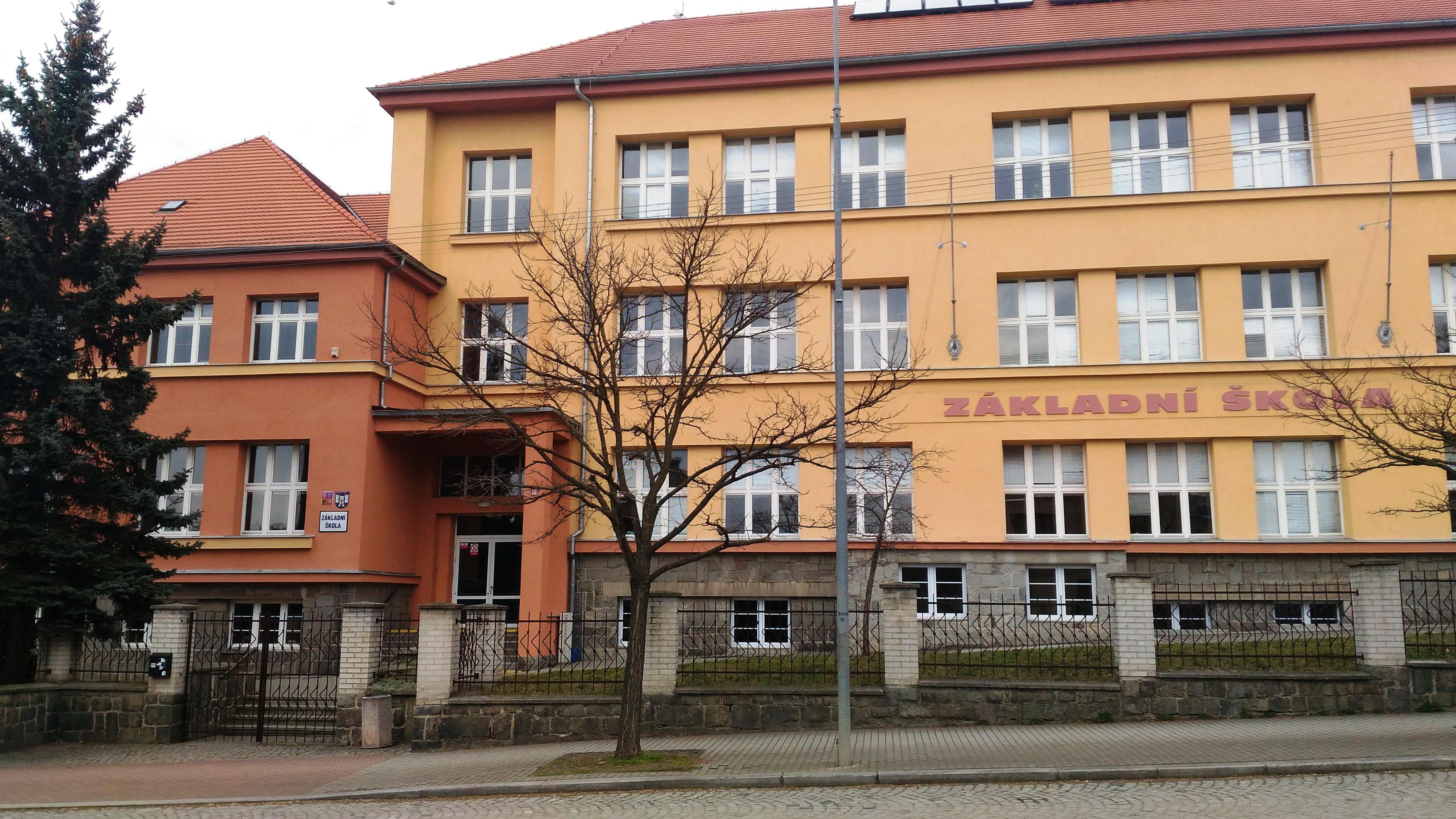 ZŠ Dobřany, třída 1. máje foto 3