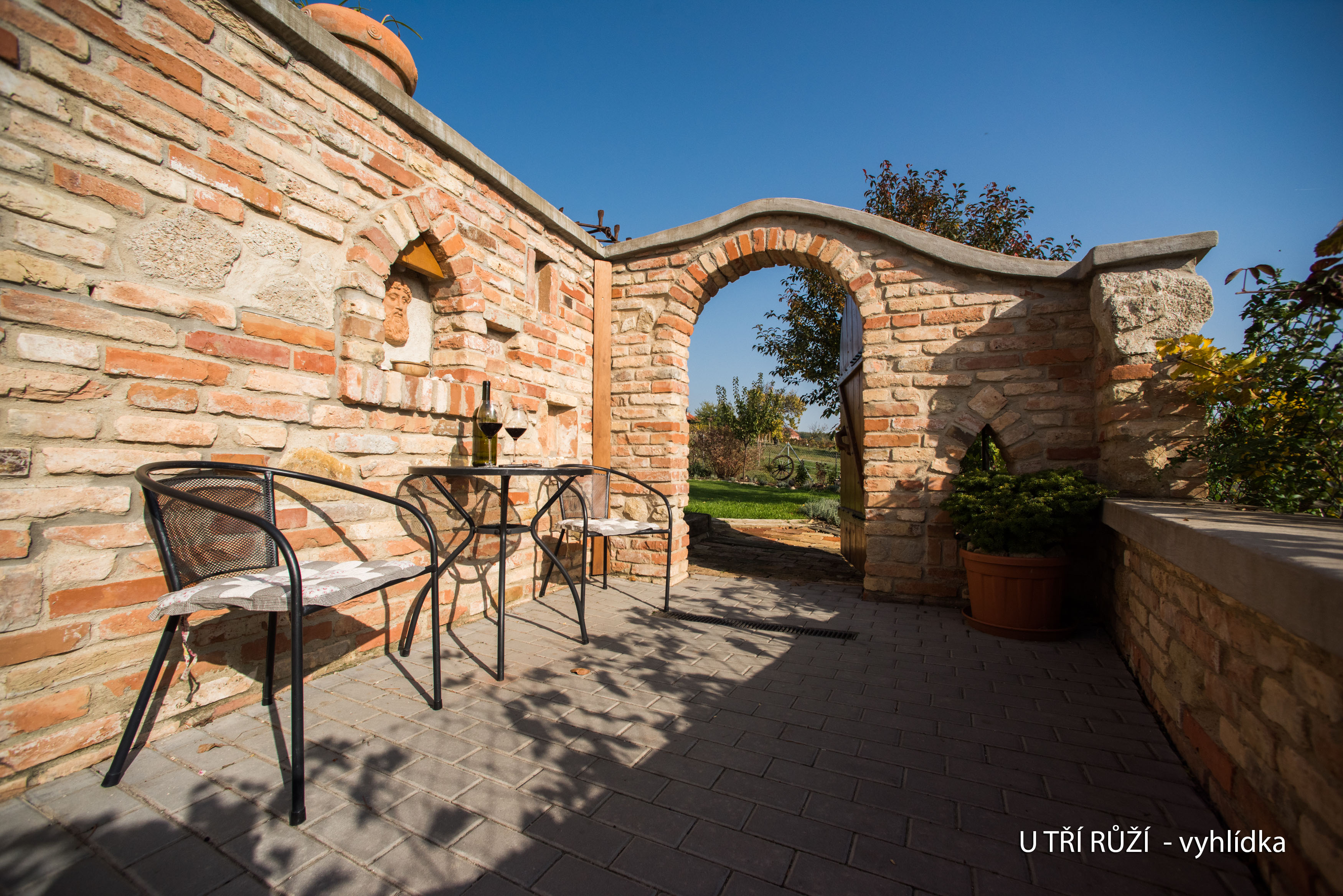 U TŘÍ RŮŽÍ - penzion & vinný sklep foto 4