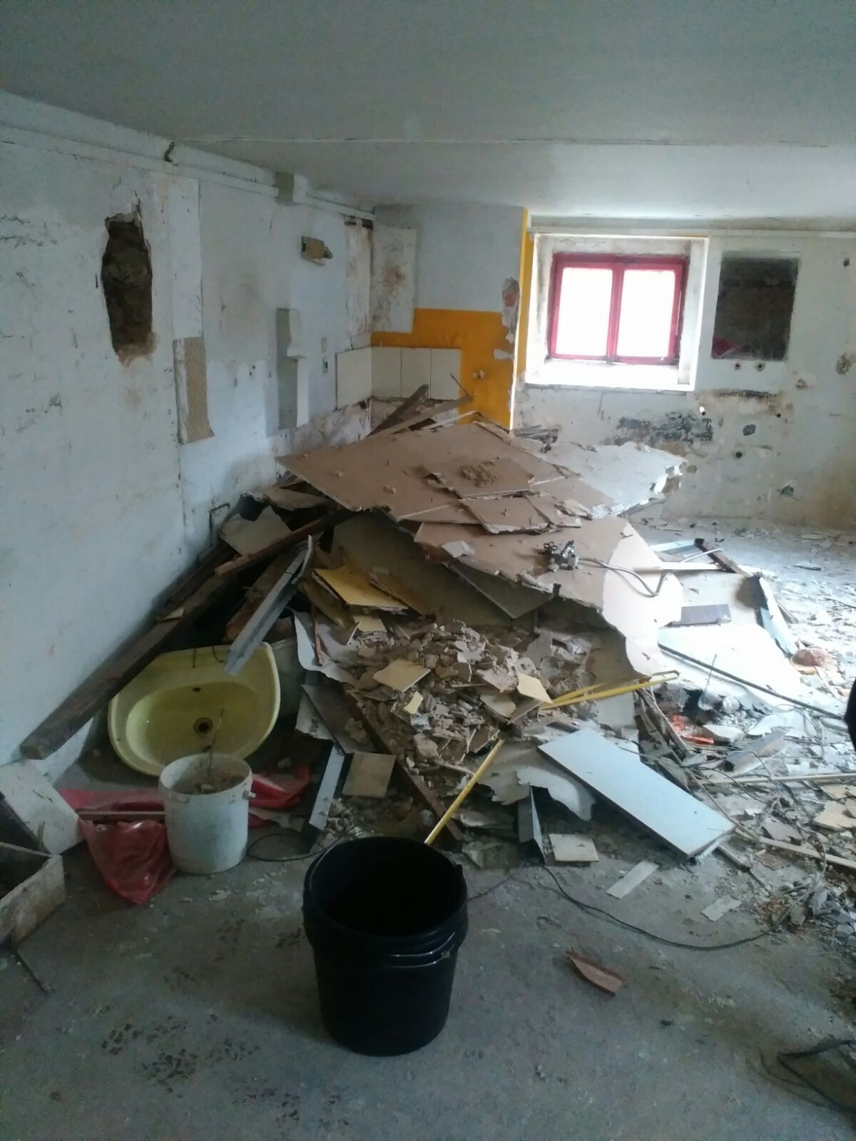 Vyklízecí práce U školy foto 2