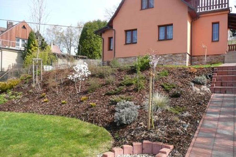 Údržba a příprava zahrad na sézonu a vertikutace.