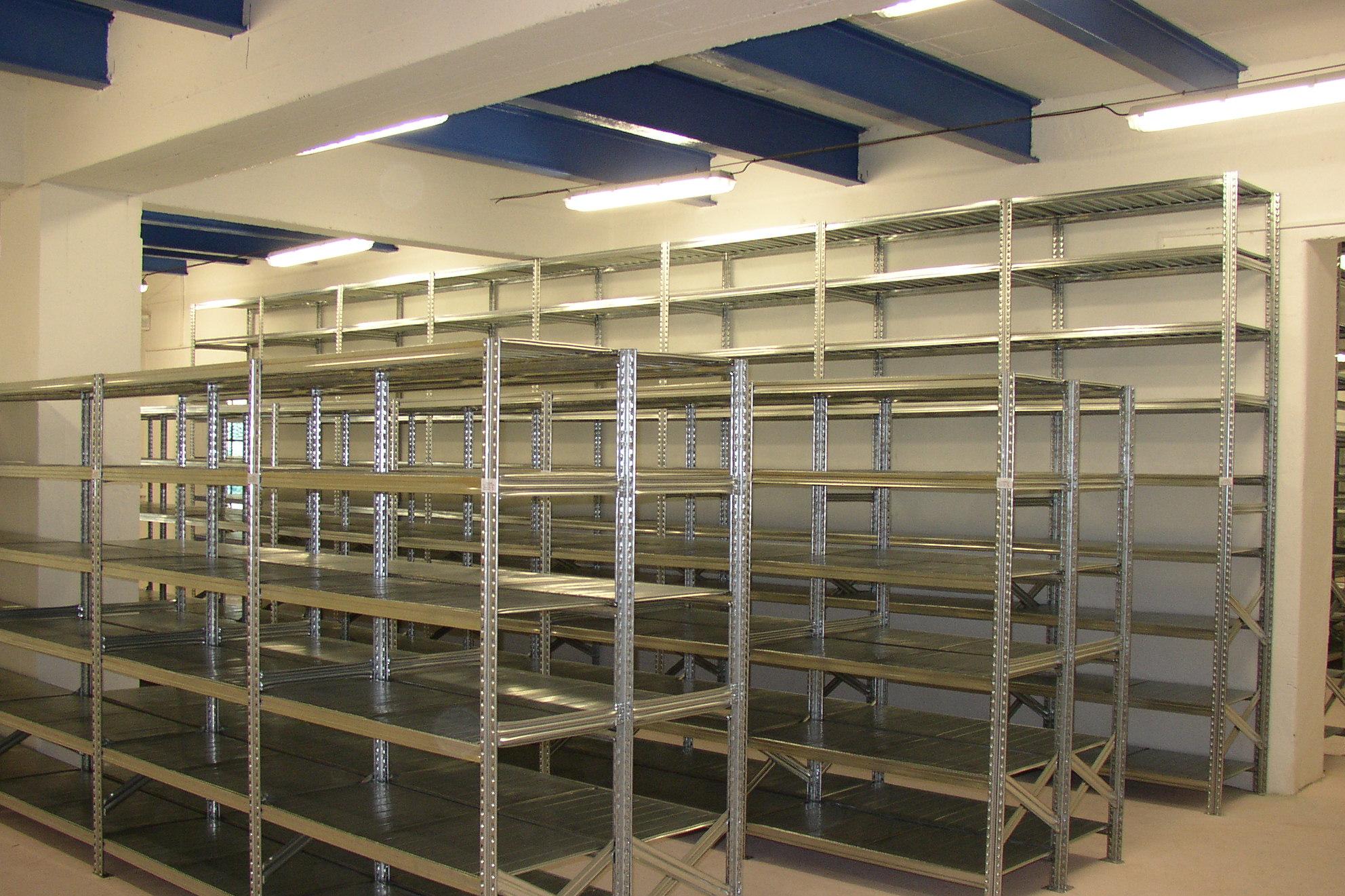 Univerzální regály bez šroubů, nízké ceny