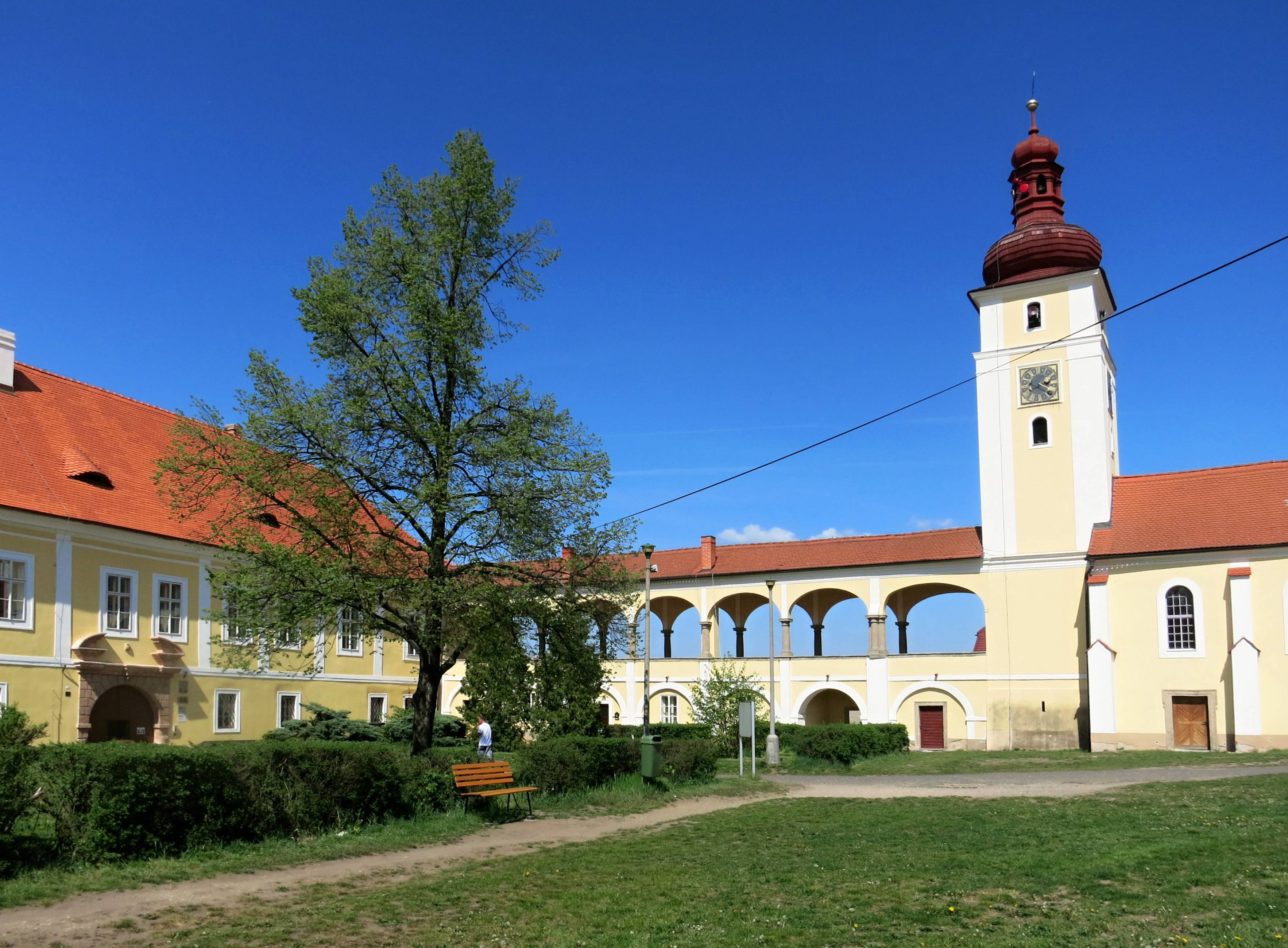 Nové Dvory - úřad městyse foto 2