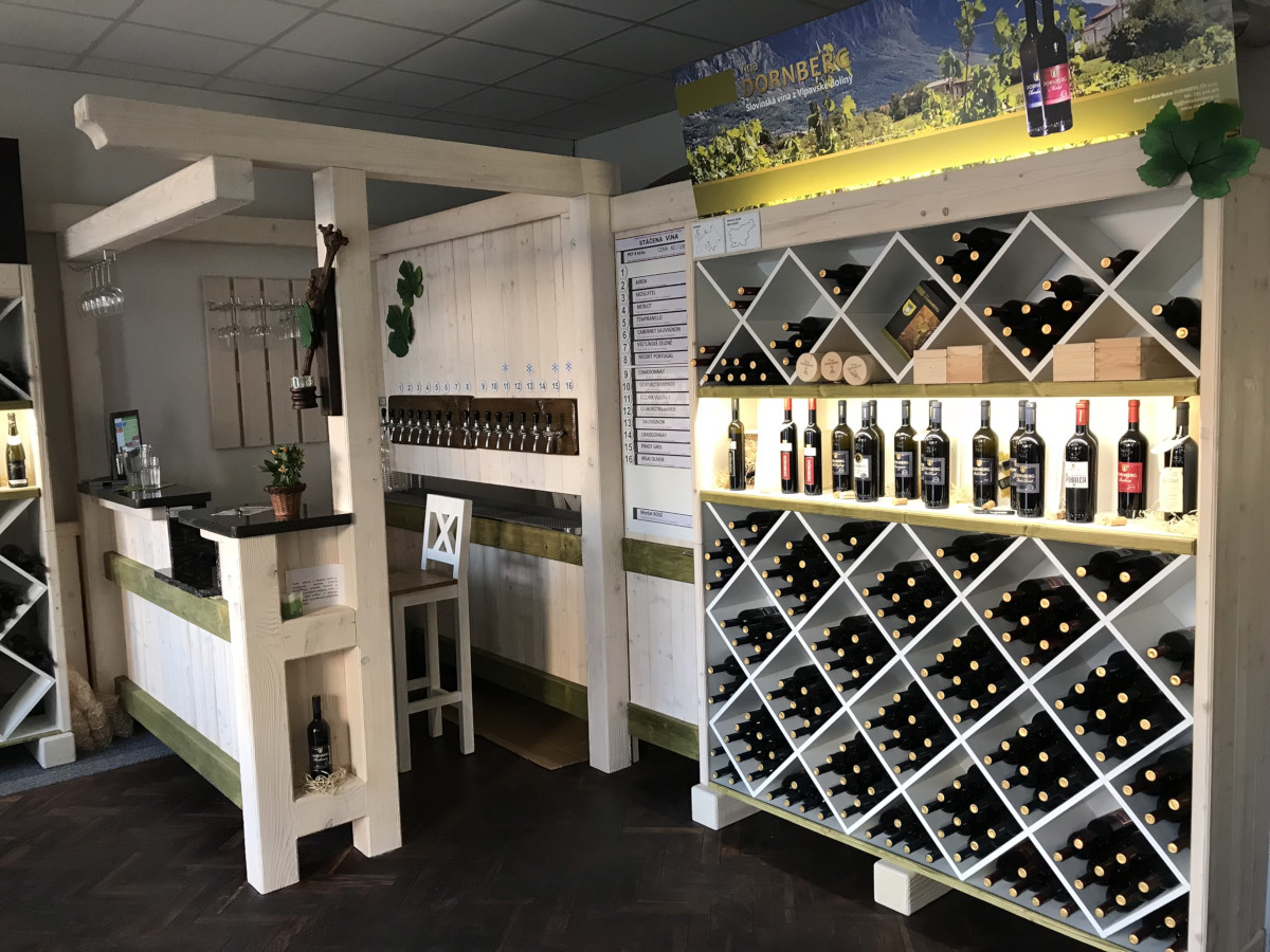 Vinotéka na náměstí foto 2