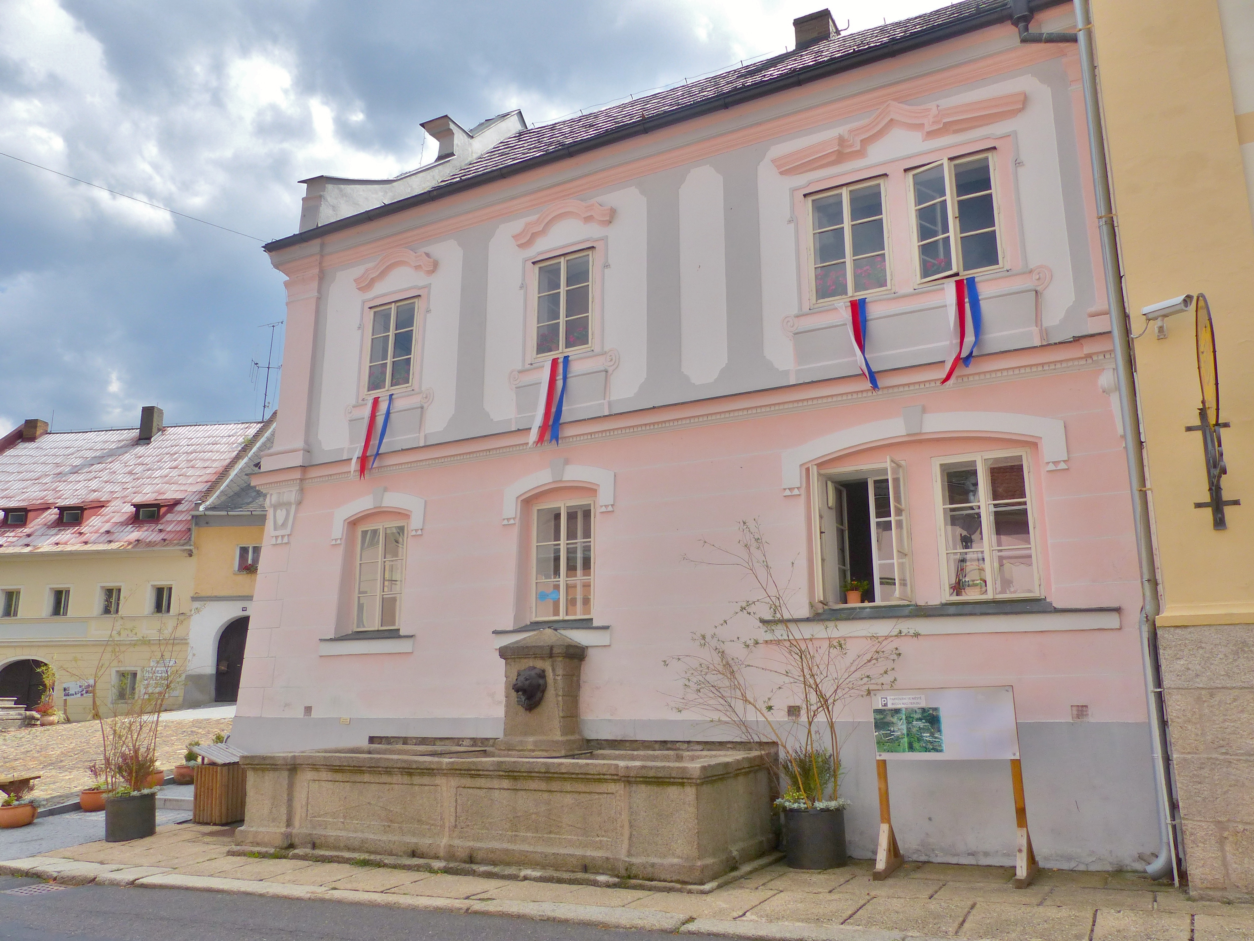 Bečov nad Teplou - městský úřad foto 3