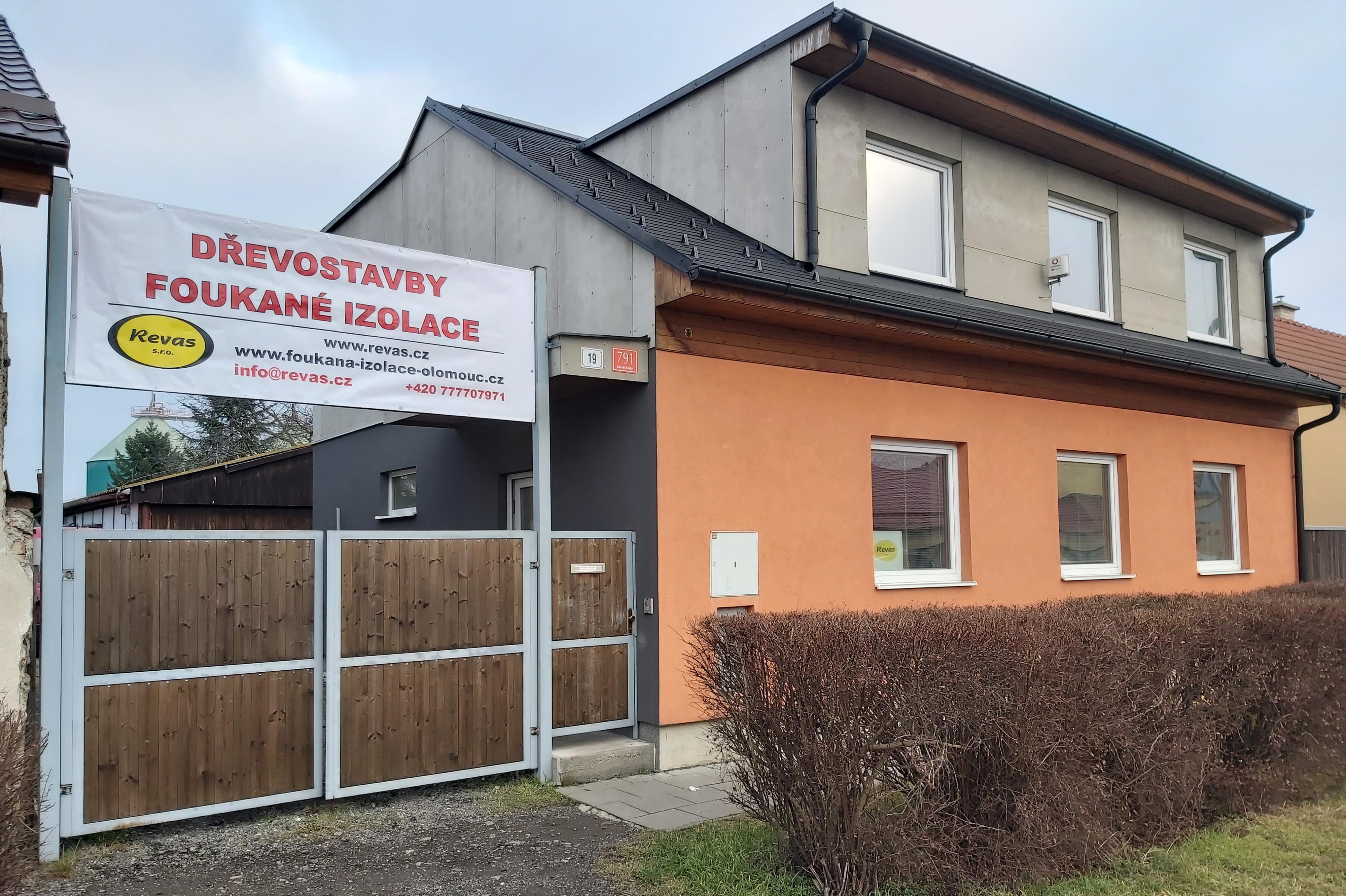 REVAS s.r.o. – Dřevostavby, foukaná izolace