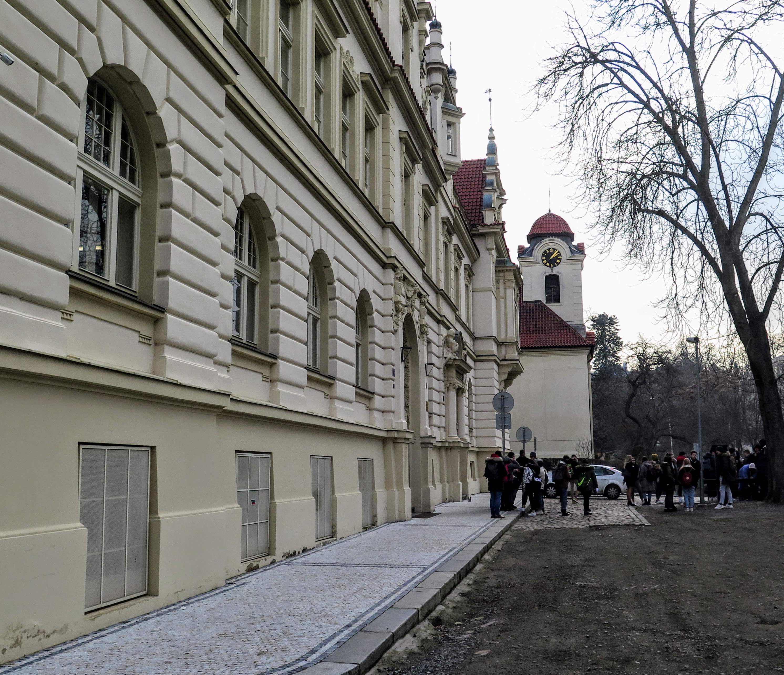 Obchodní akademie a Gymnázium Bubeneč foto 2