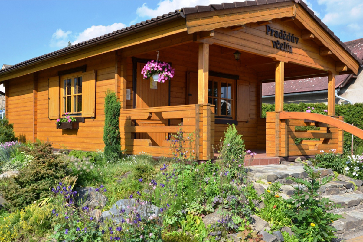 VČELAŘSKÁ FARMA –  Jan Kolomý