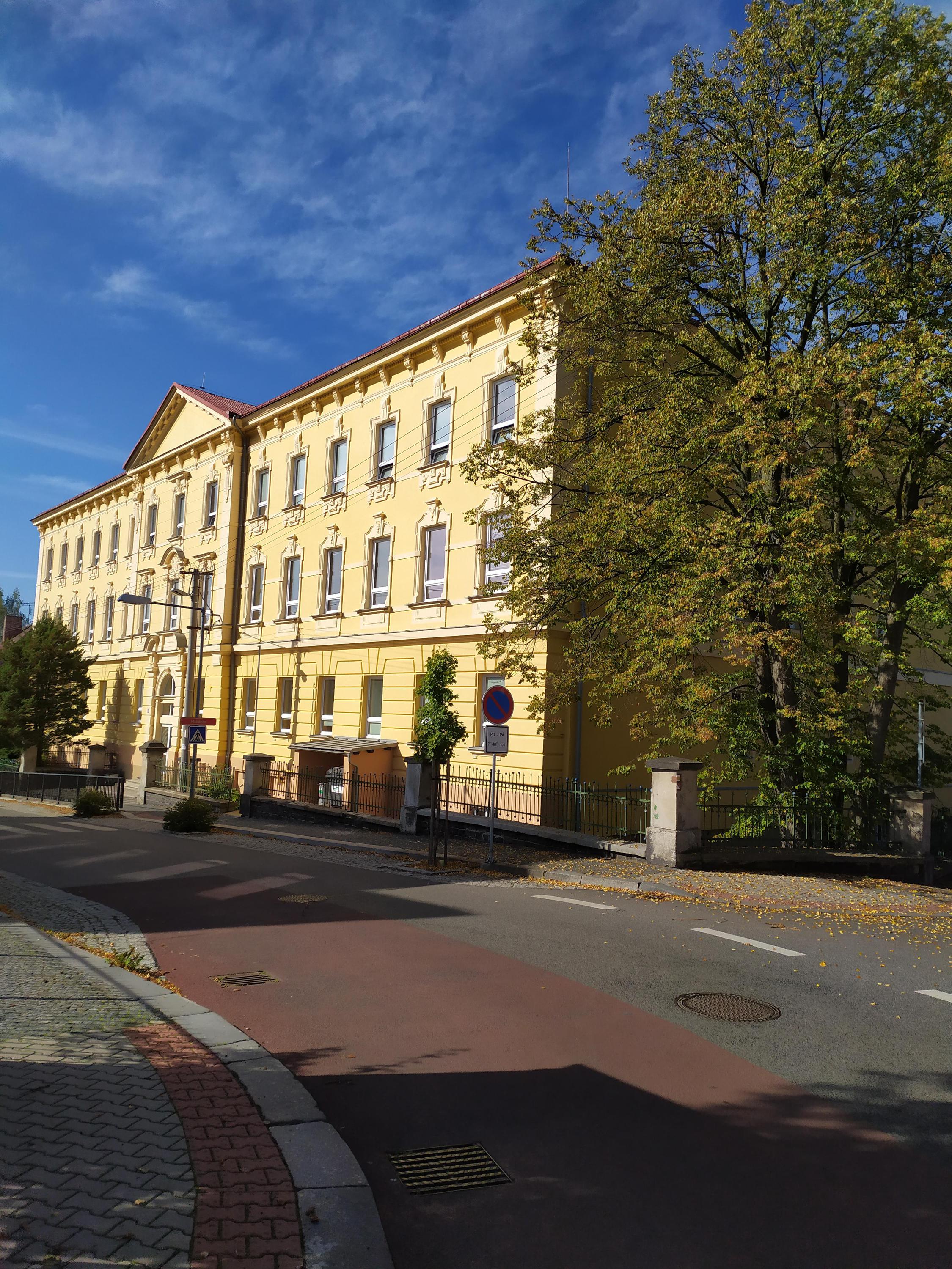 Gymnázium Frýdlant, Mládeže 884 foto 2