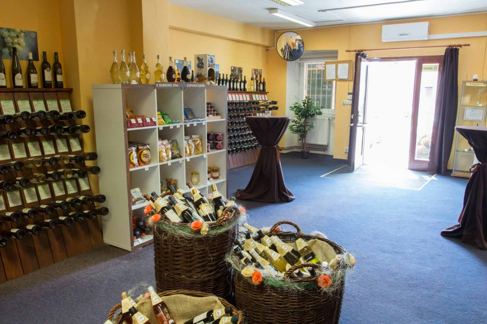 Naše Vinotéka - víno se zárukou foto 2