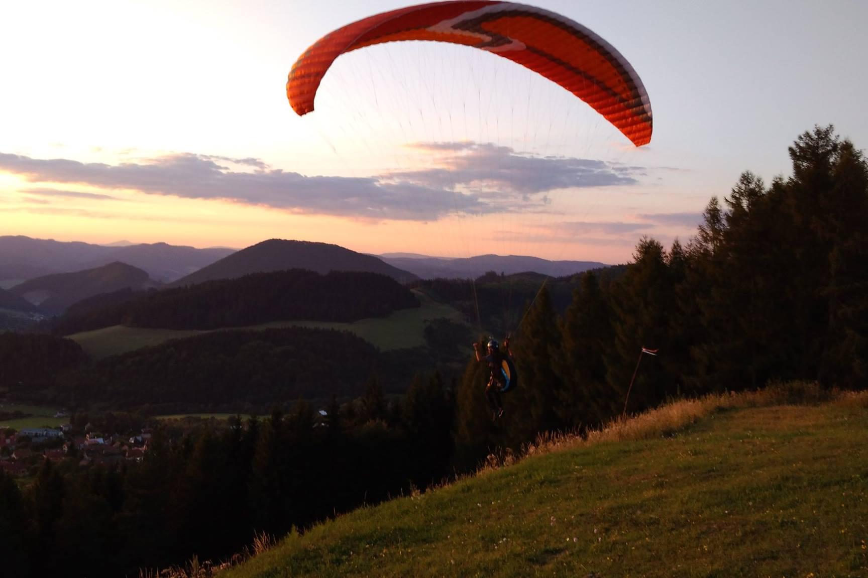 PG HNÍZDO - Kurzy paraglidingu