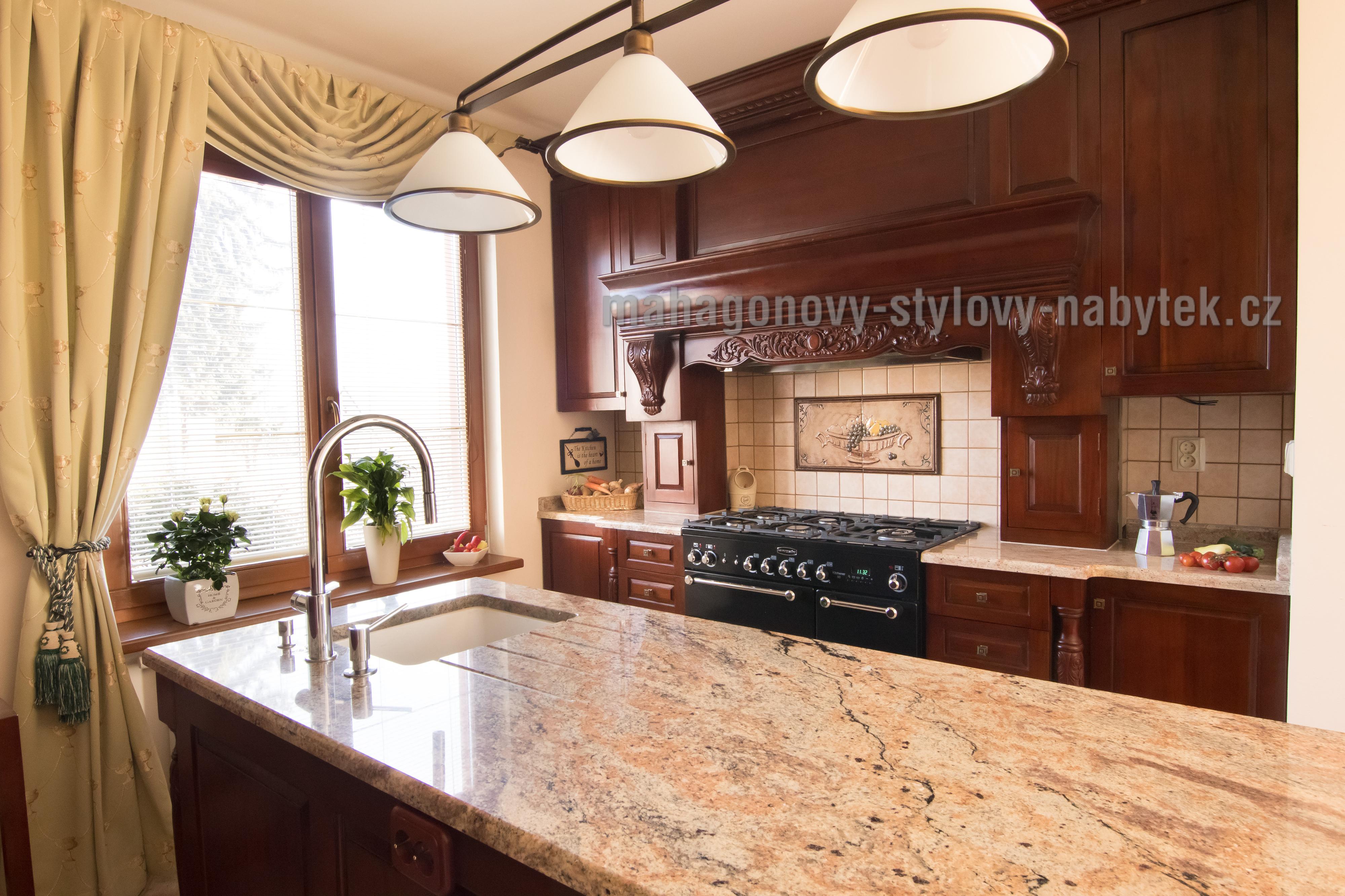 Renáta Obermanová - Mahagonový stylový nábytek foto 3